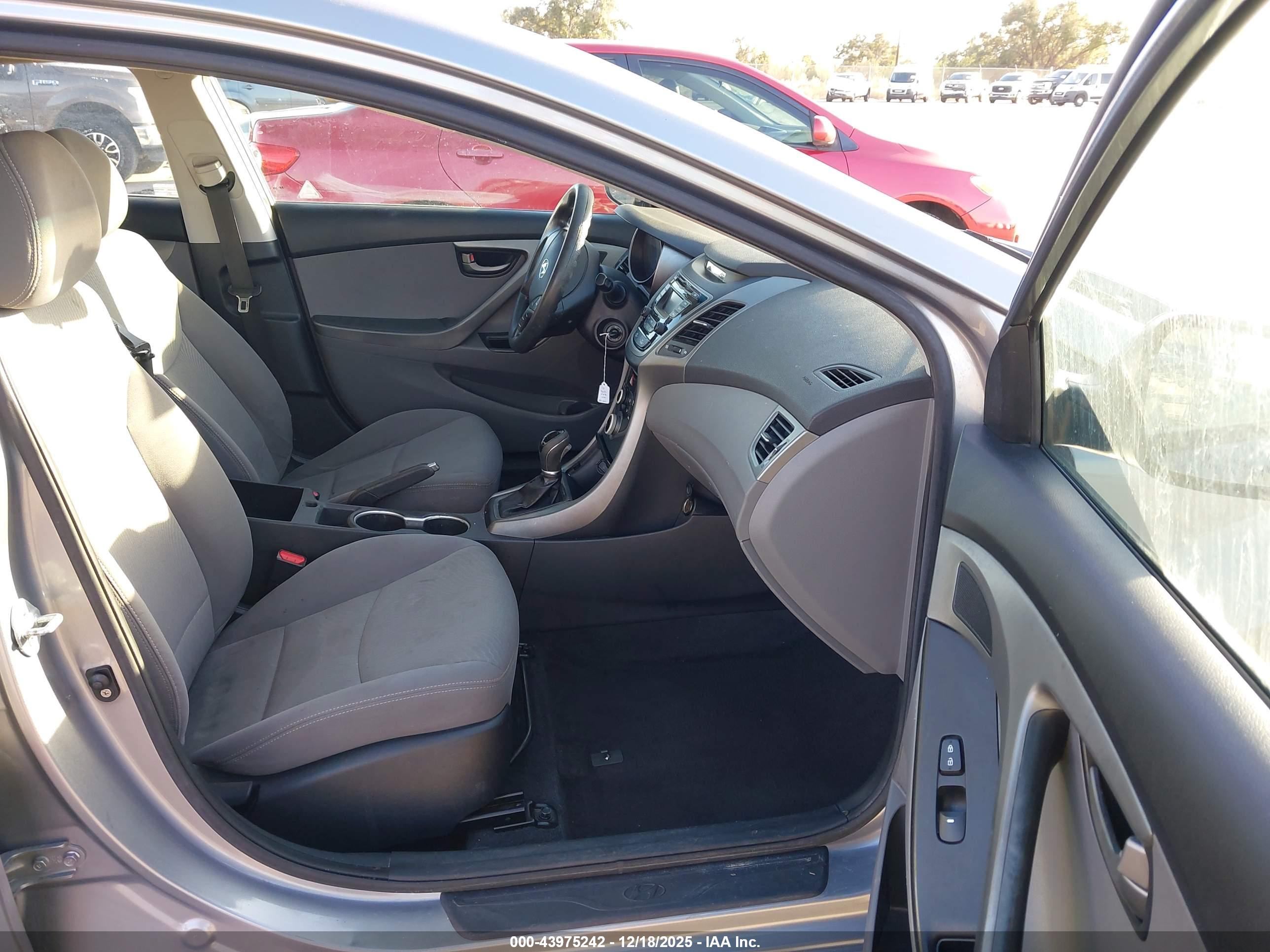 HYUNDAI ELANTRA image 5