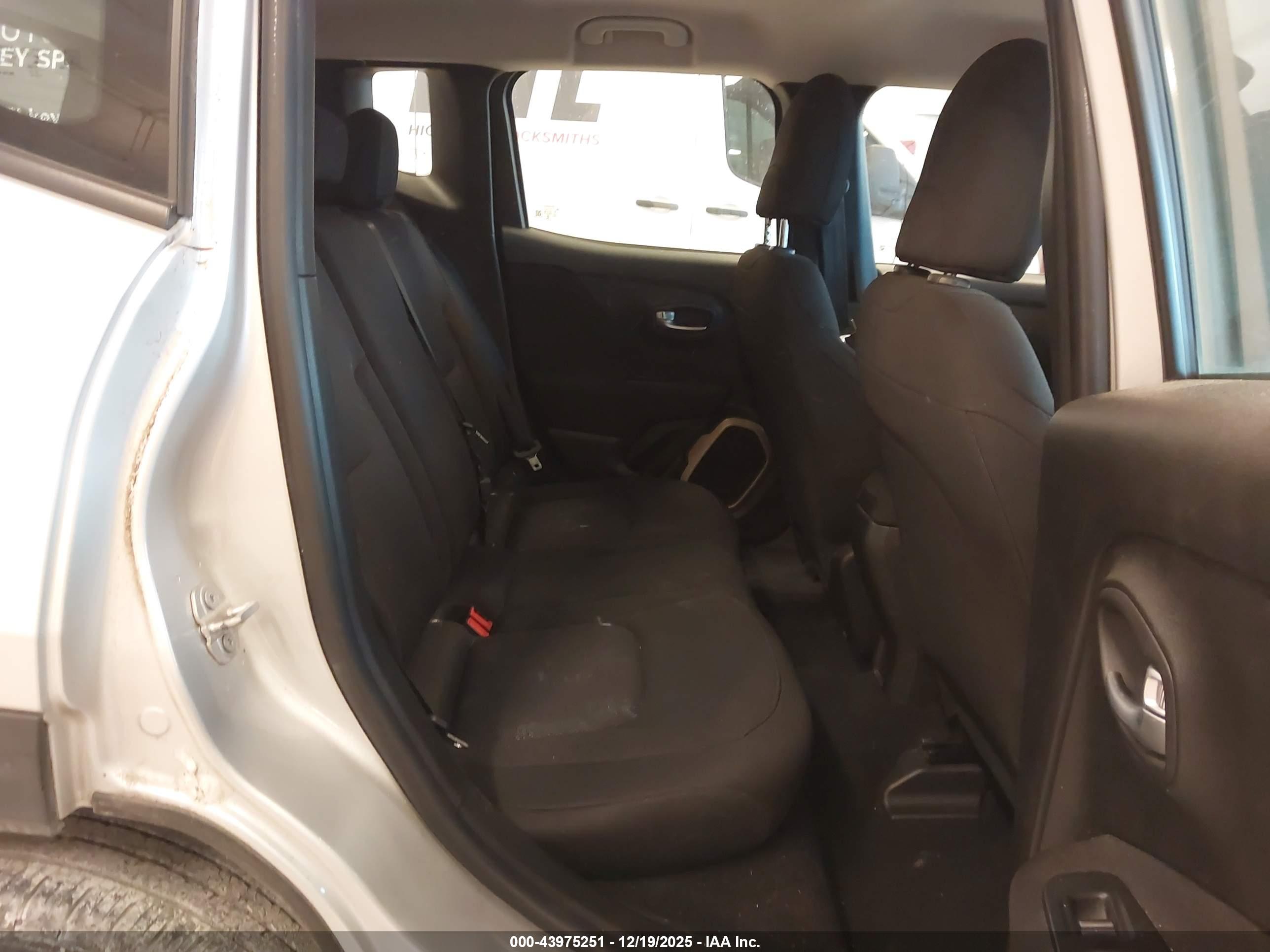 JEEP RENEGADE image 8