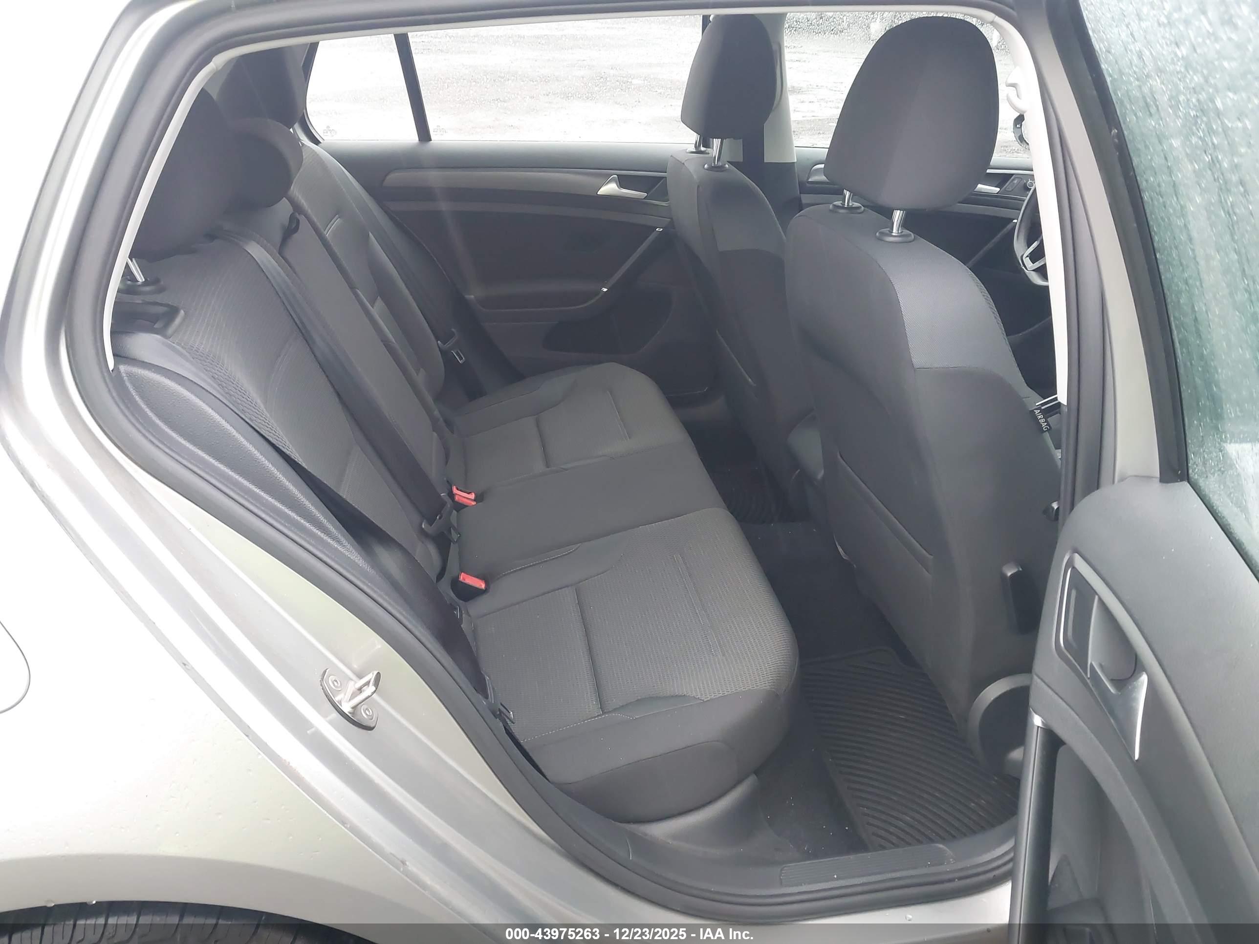 VOLKSWAGEN GOLF image 8