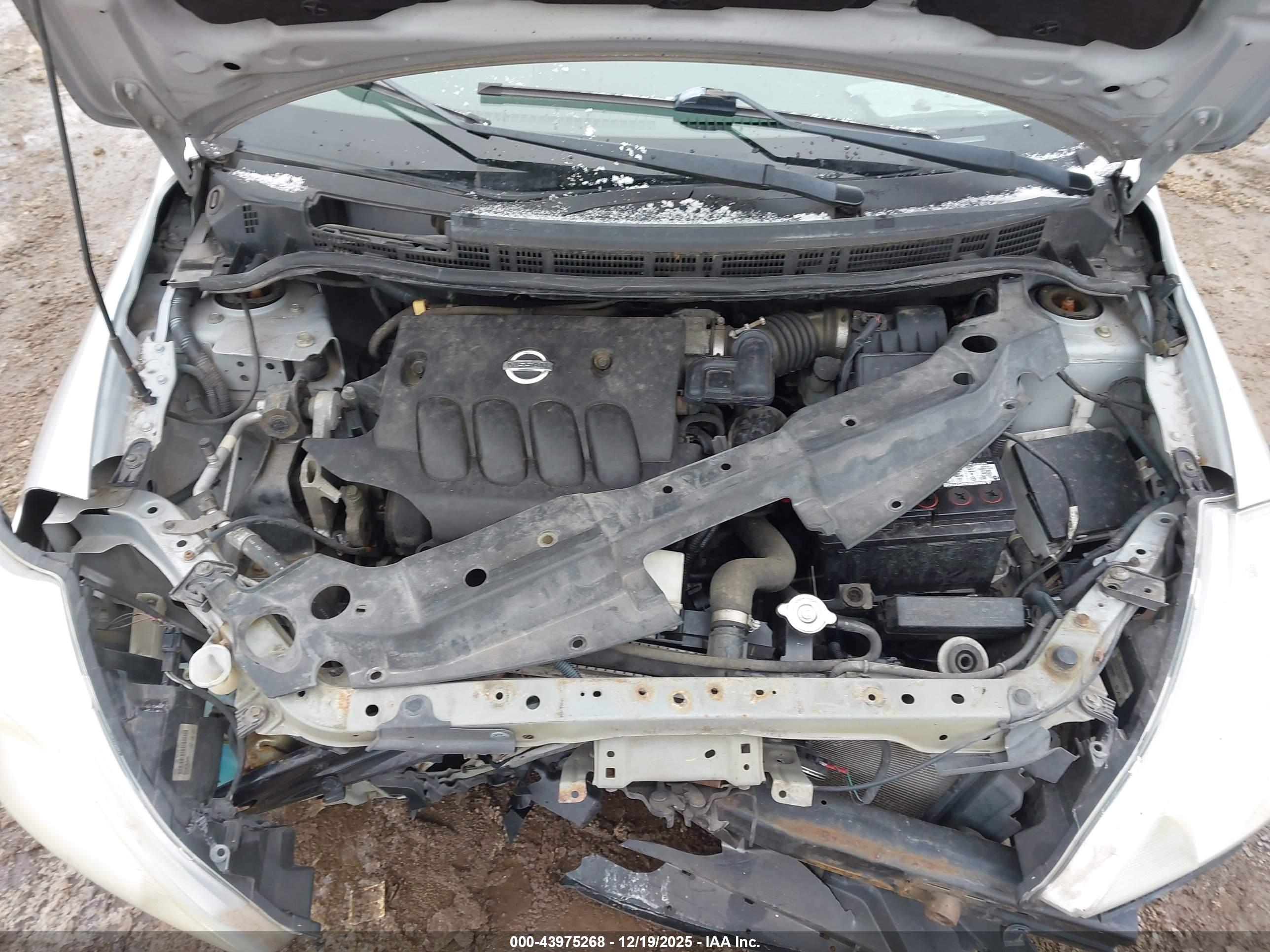 NISSAN VERSA image 10