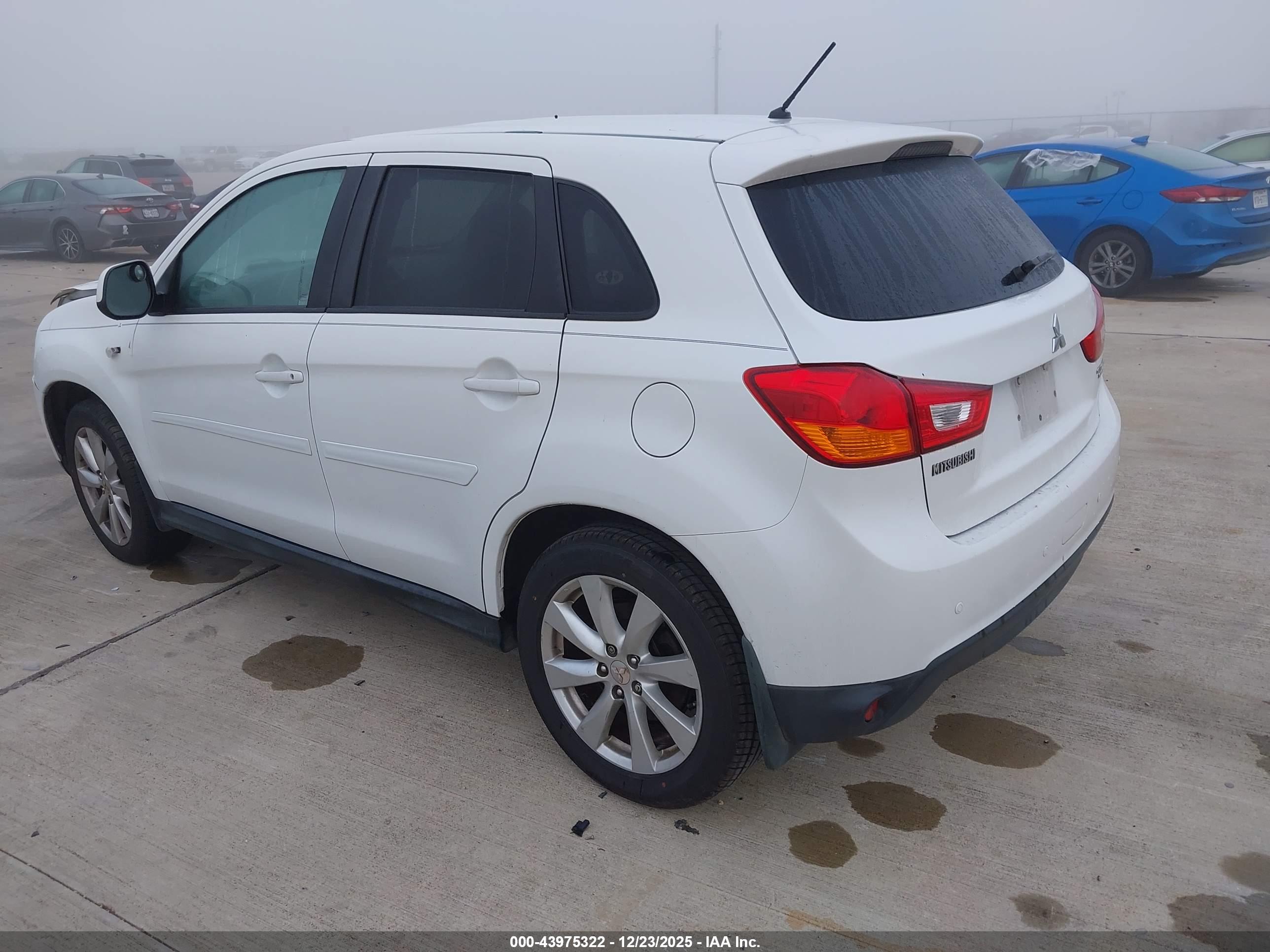 MITSUBISHI OUTLANDER image 3