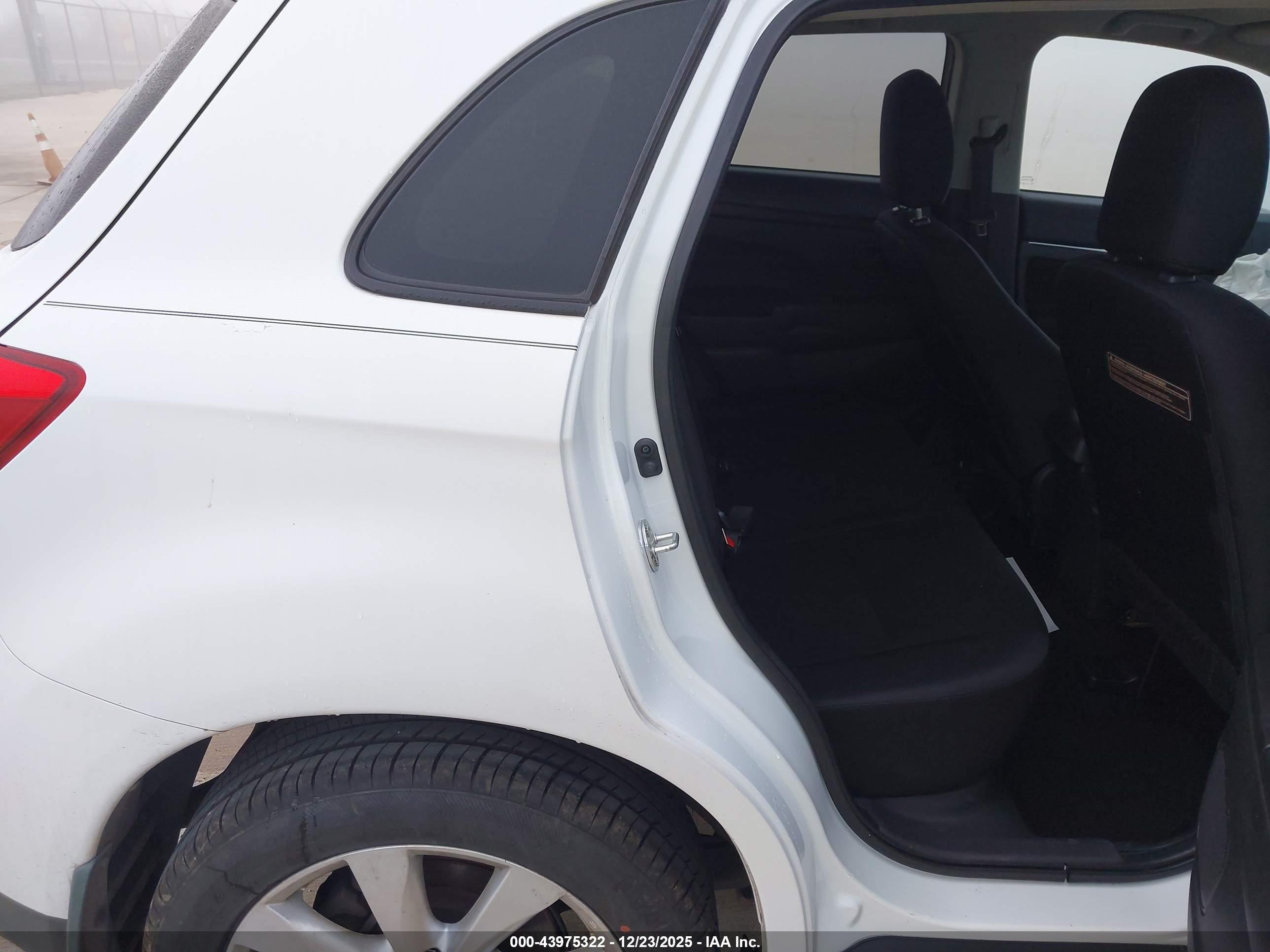 MITSUBISHI OUTLANDER image 8