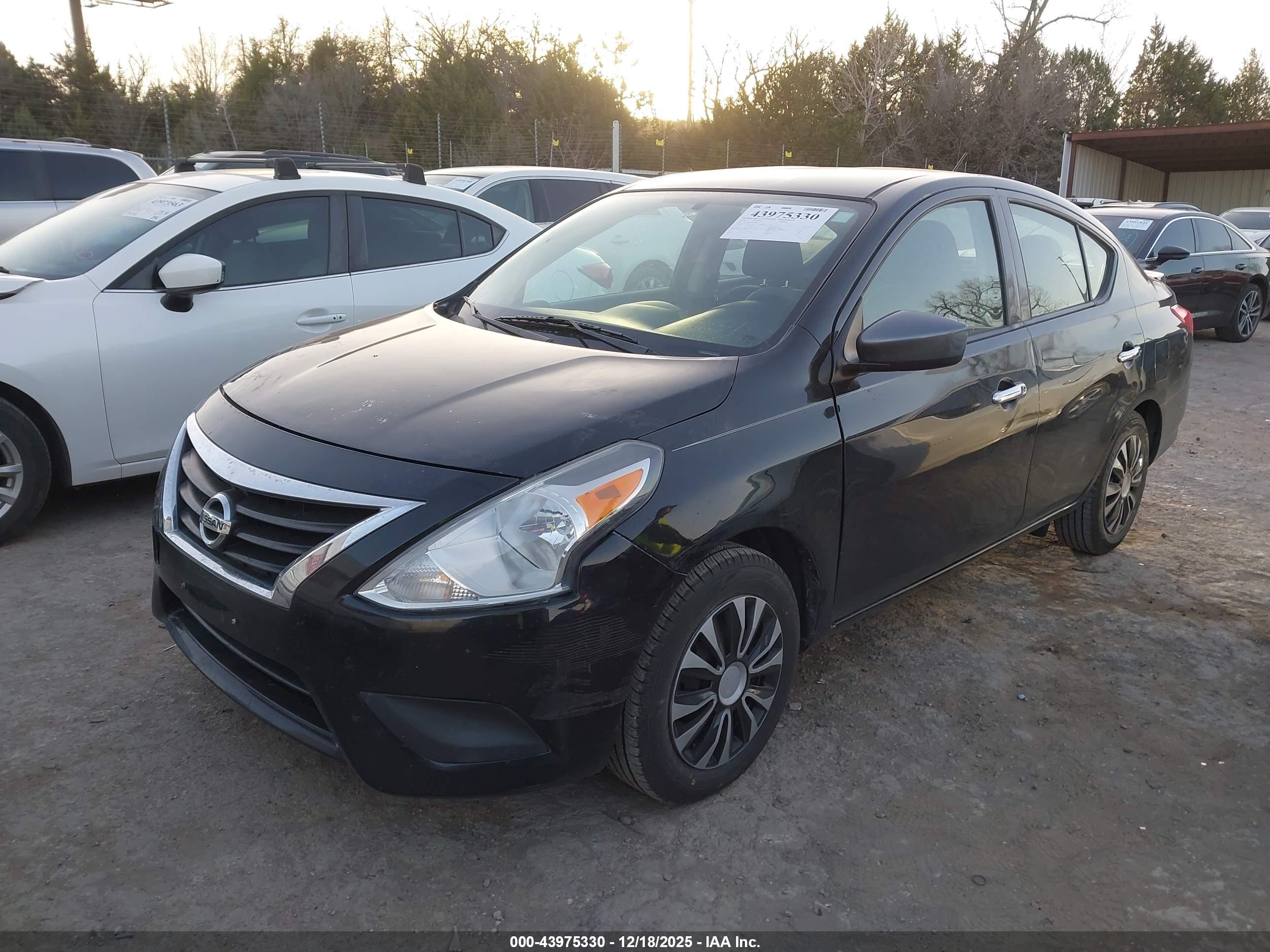 NISSAN VERSA image 2
