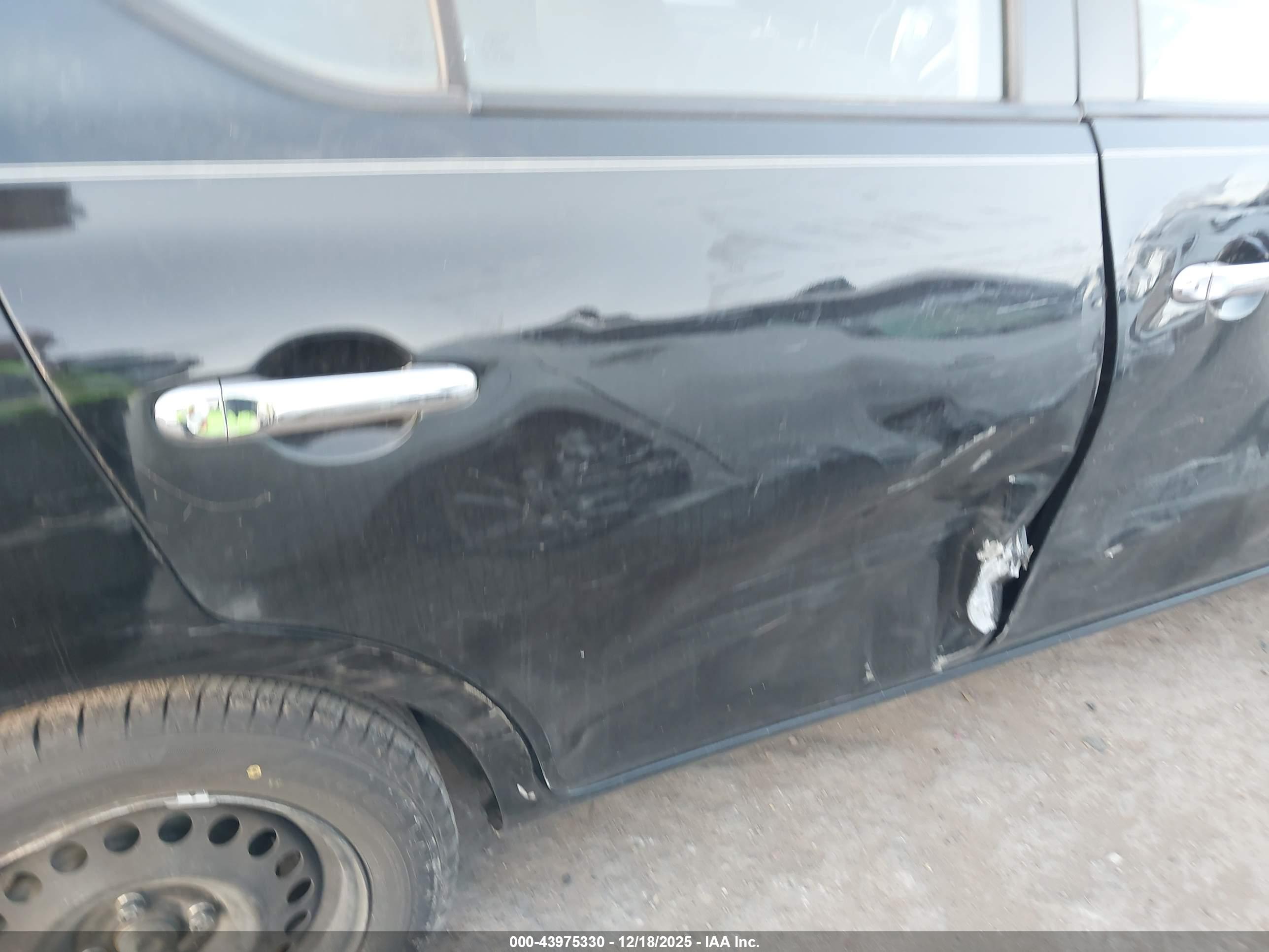 NISSAN VERSA image 6