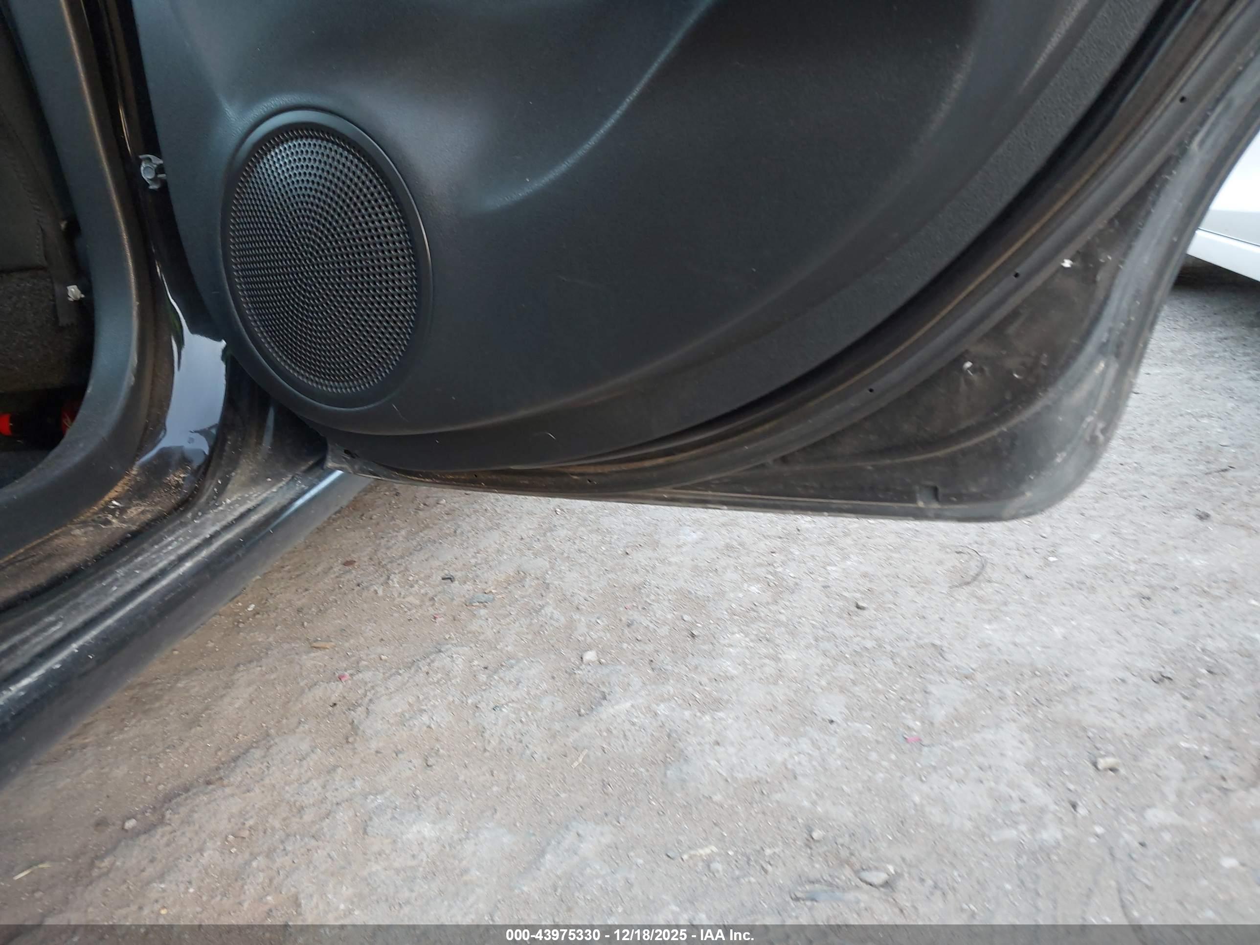 NISSAN VERSA image 8