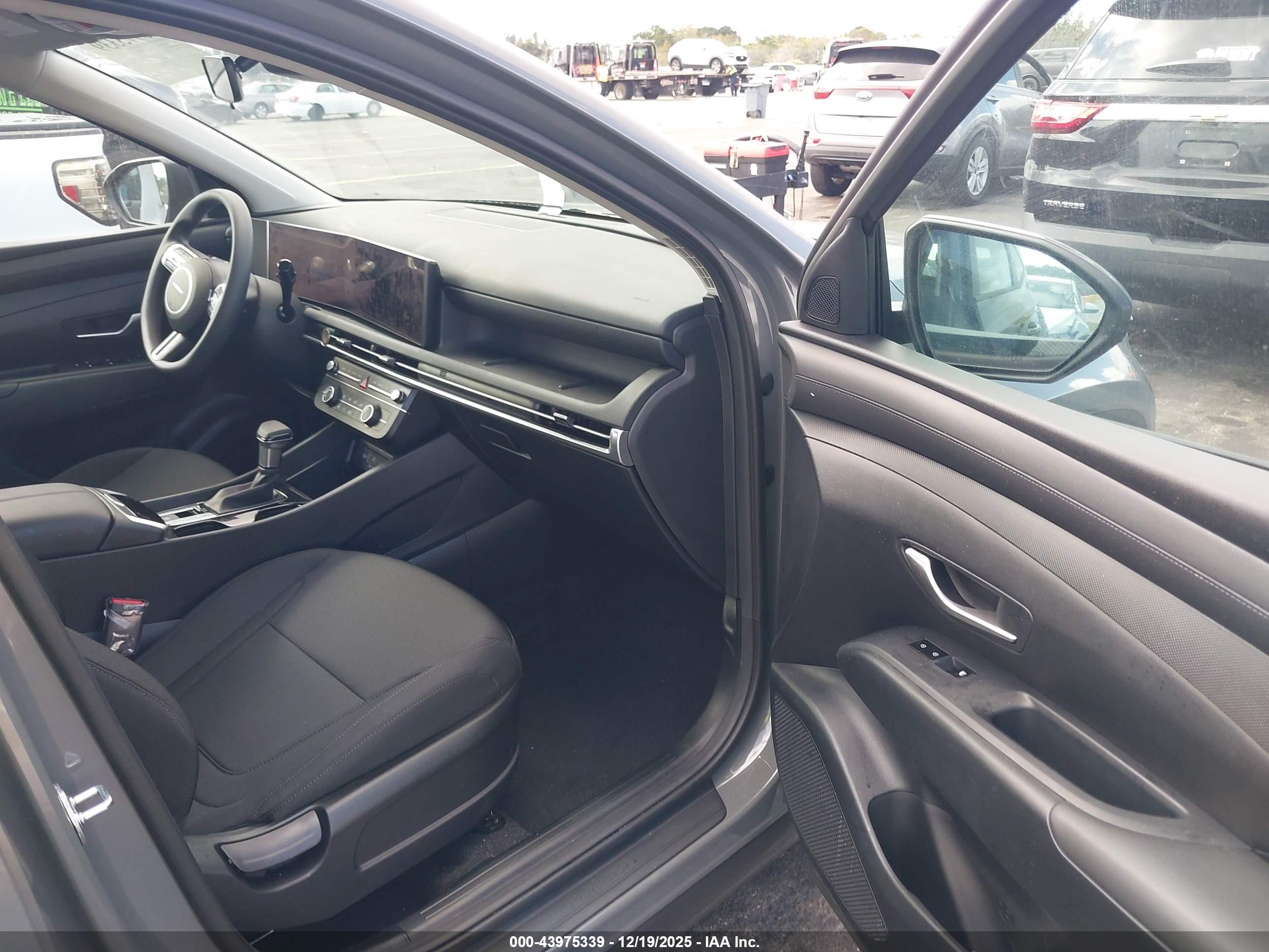 HYUNDAI TUCSON image 5