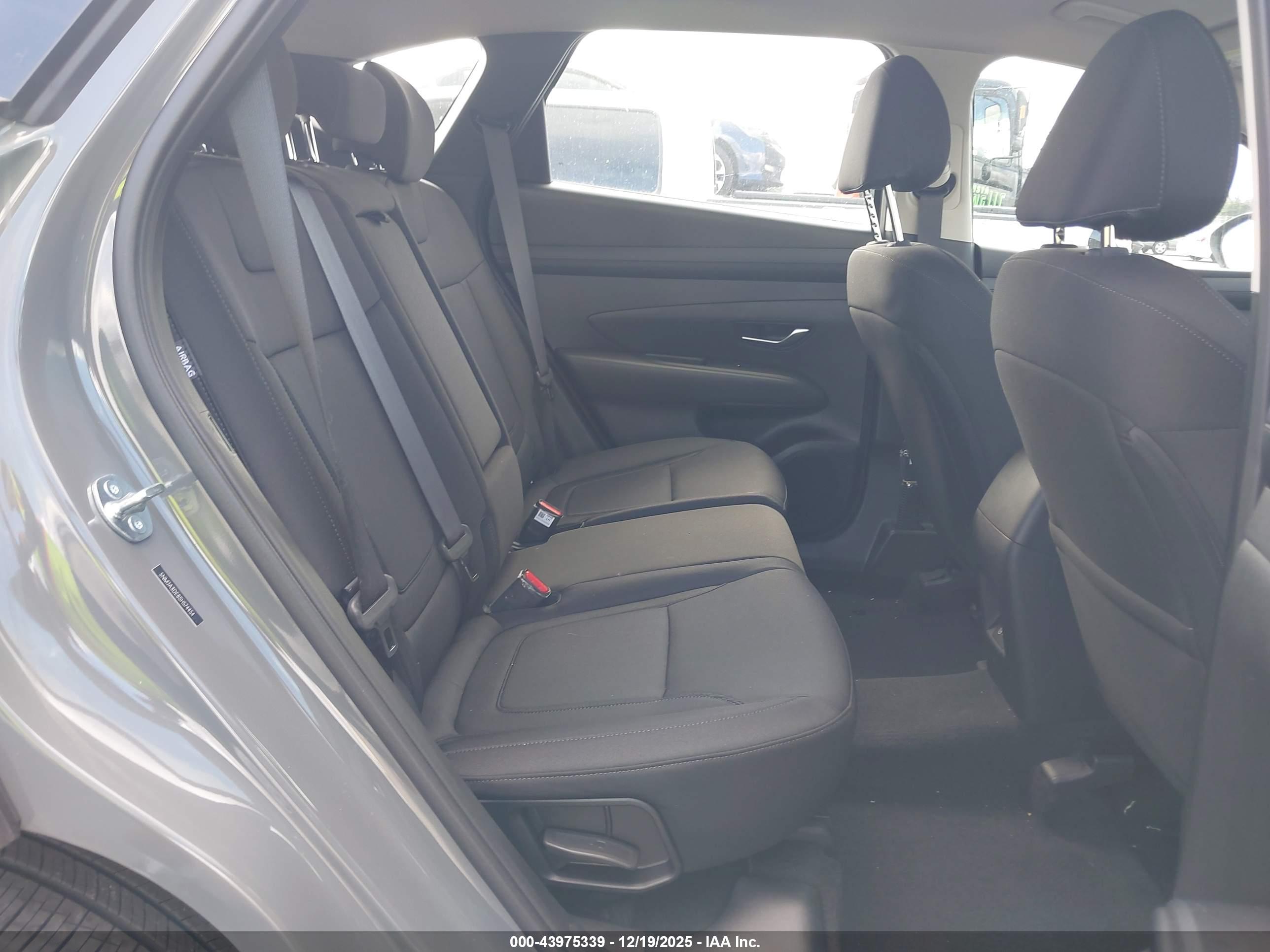 HYUNDAI TUCSON image 8