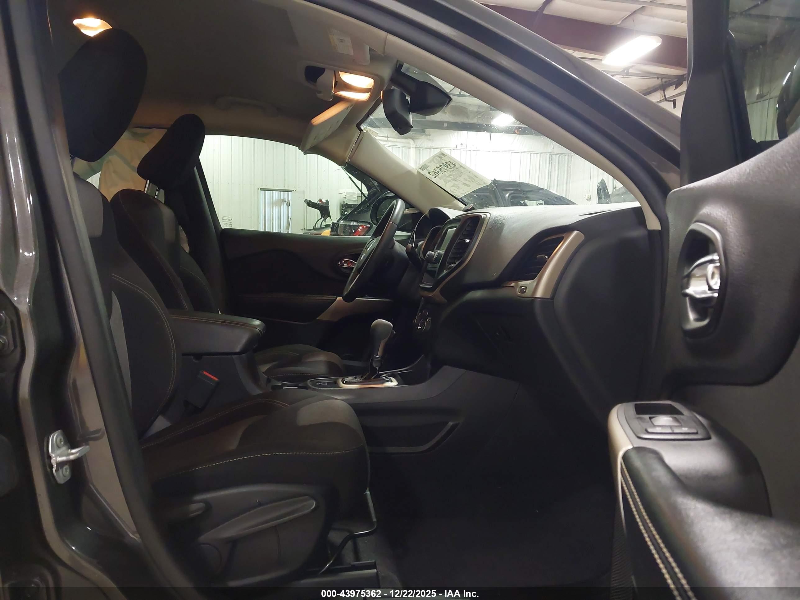 JEEP CHEROKEE image 5