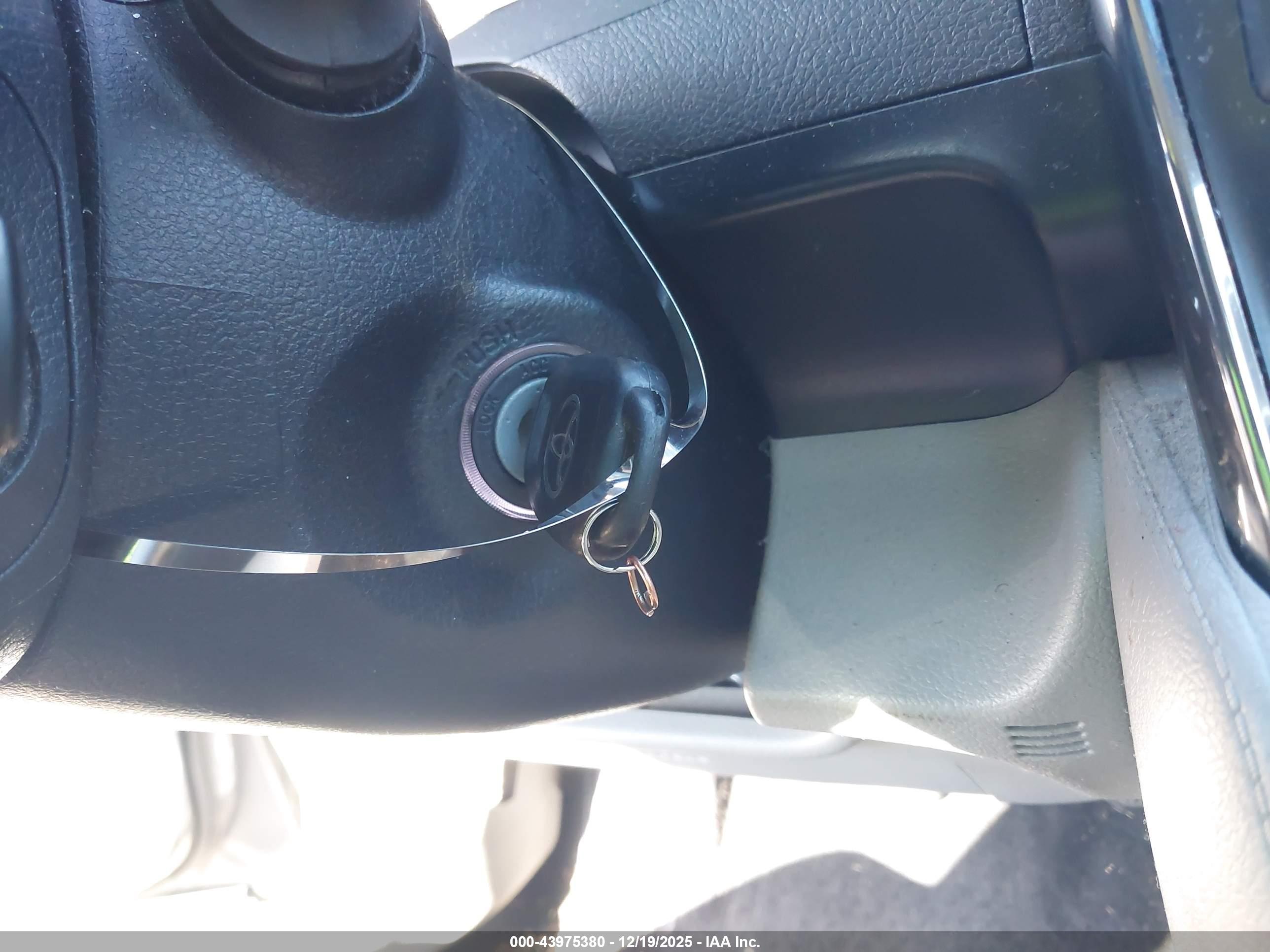 TOYOTA CAMRY image 11