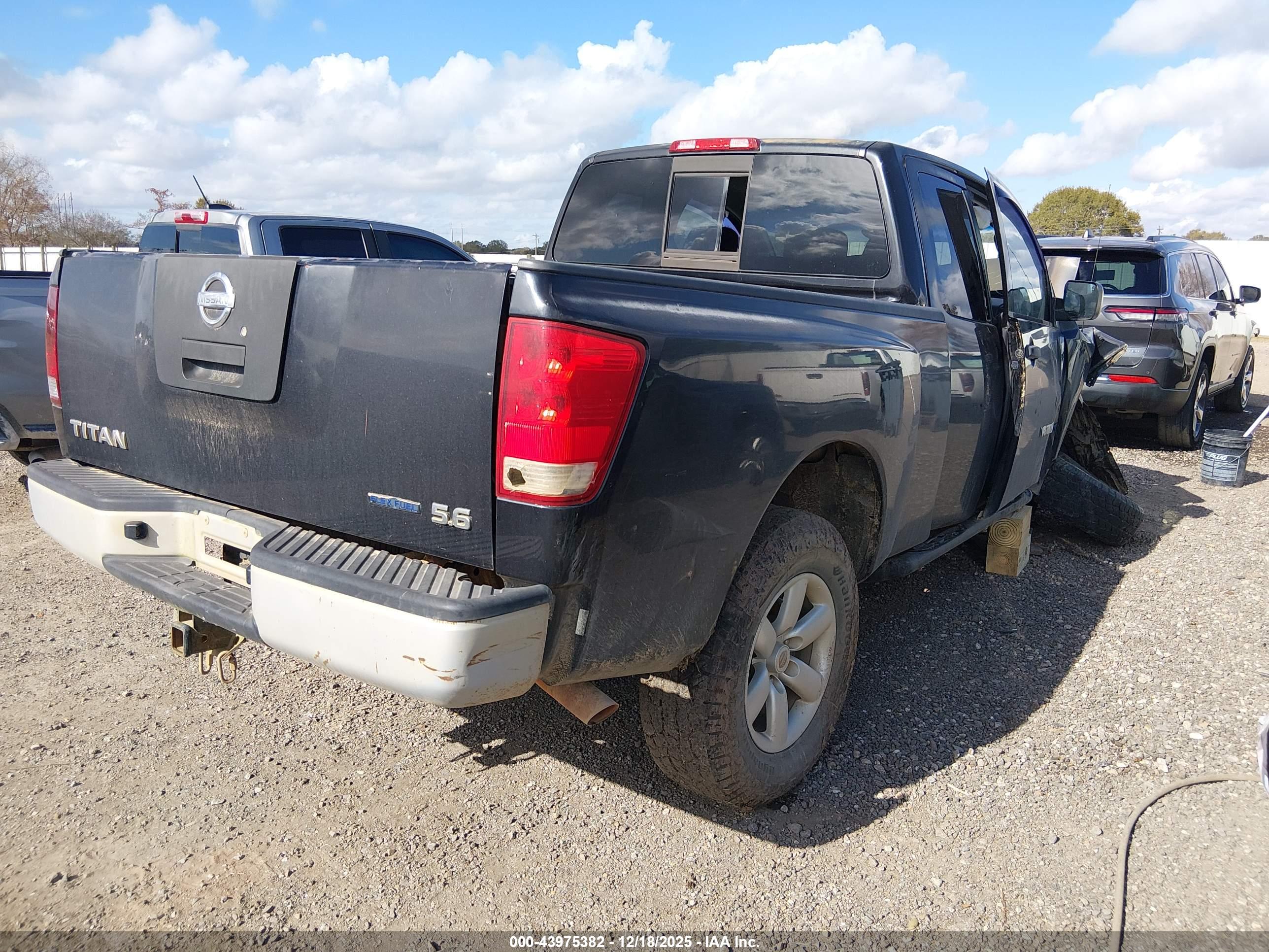 NISSAN TITAN image 4