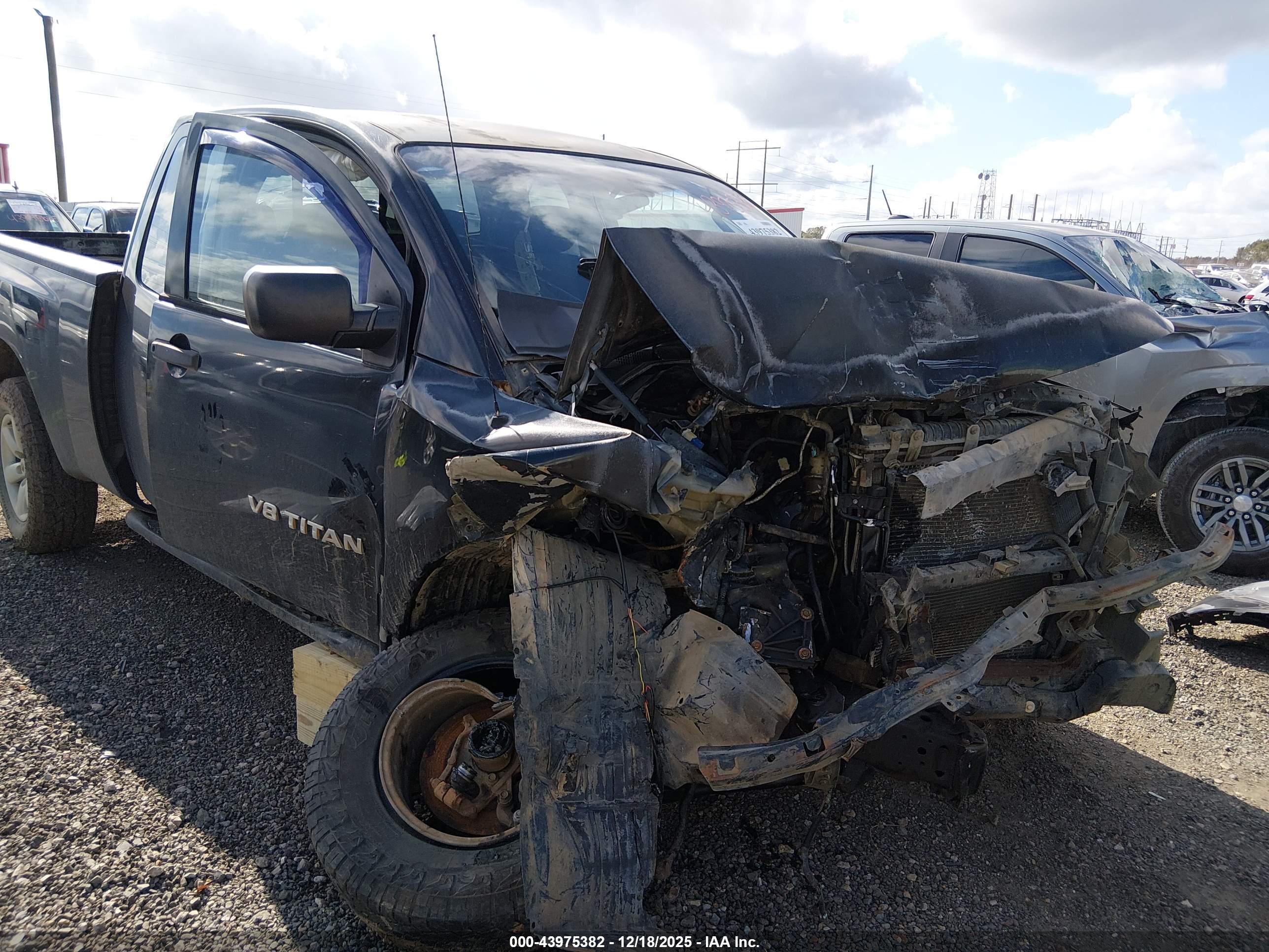 NISSAN TITAN image 6