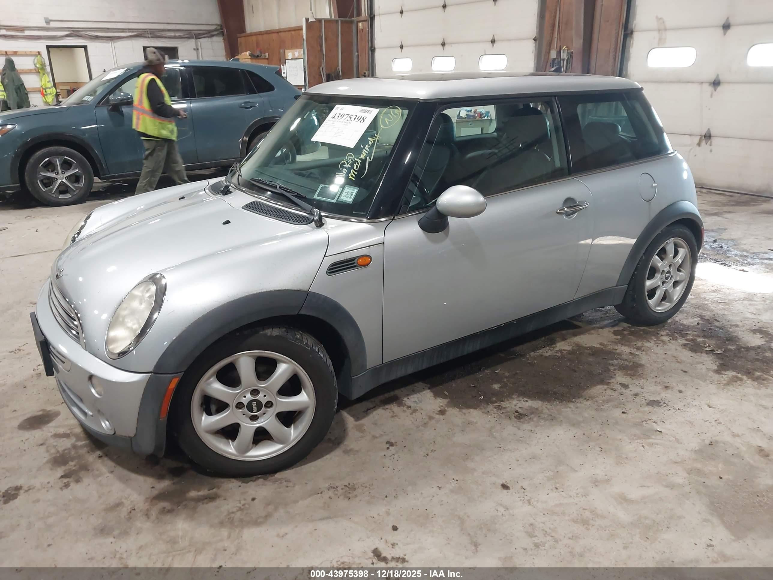 MINI COOPER image 2