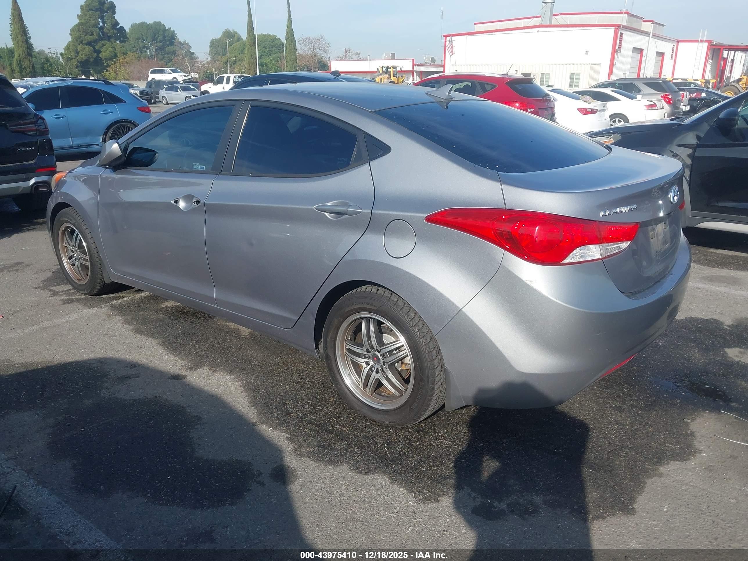 HYUNDAI ELANTRA image 3
