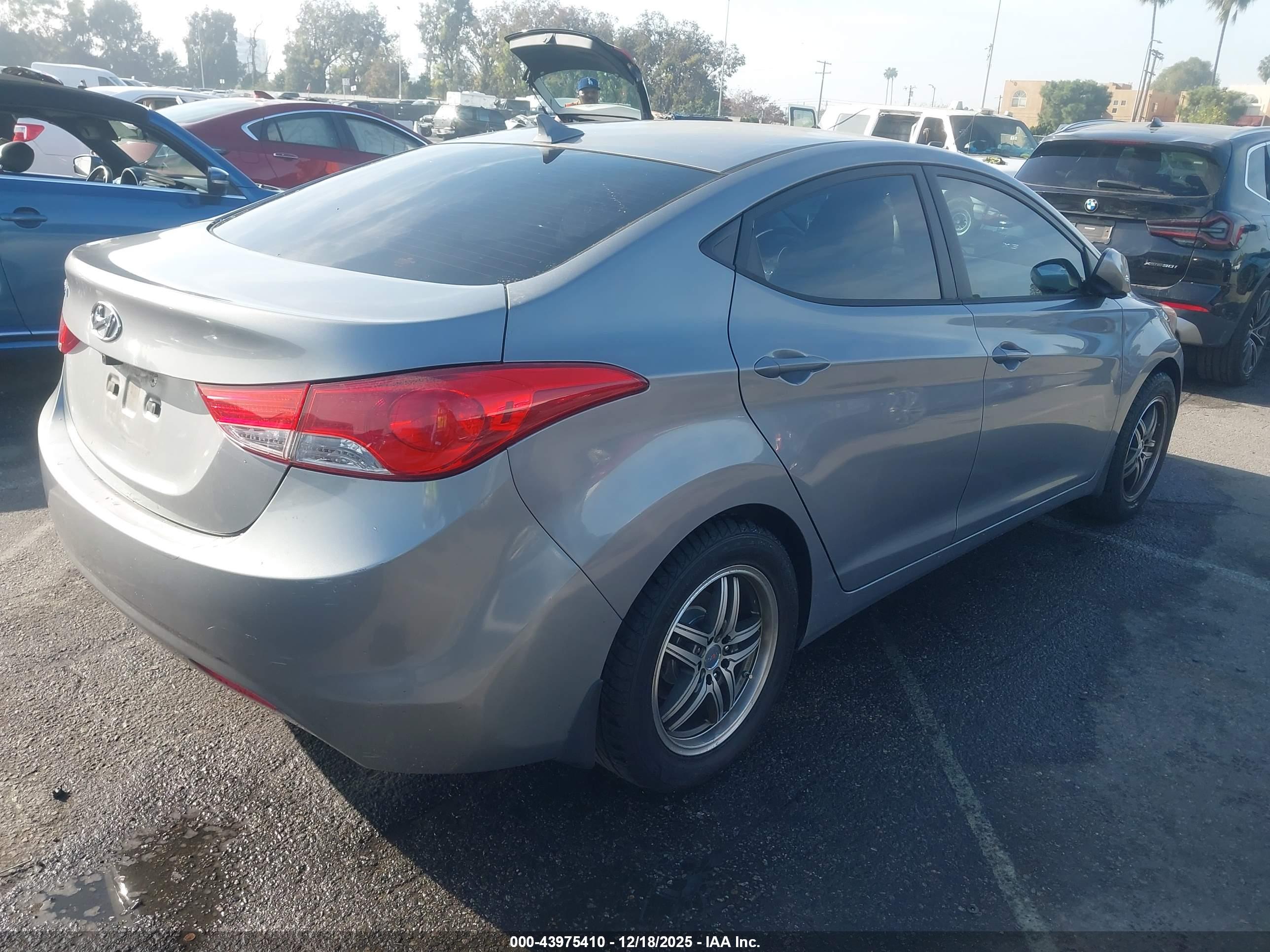 HYUNDAI ELANTRA image 4