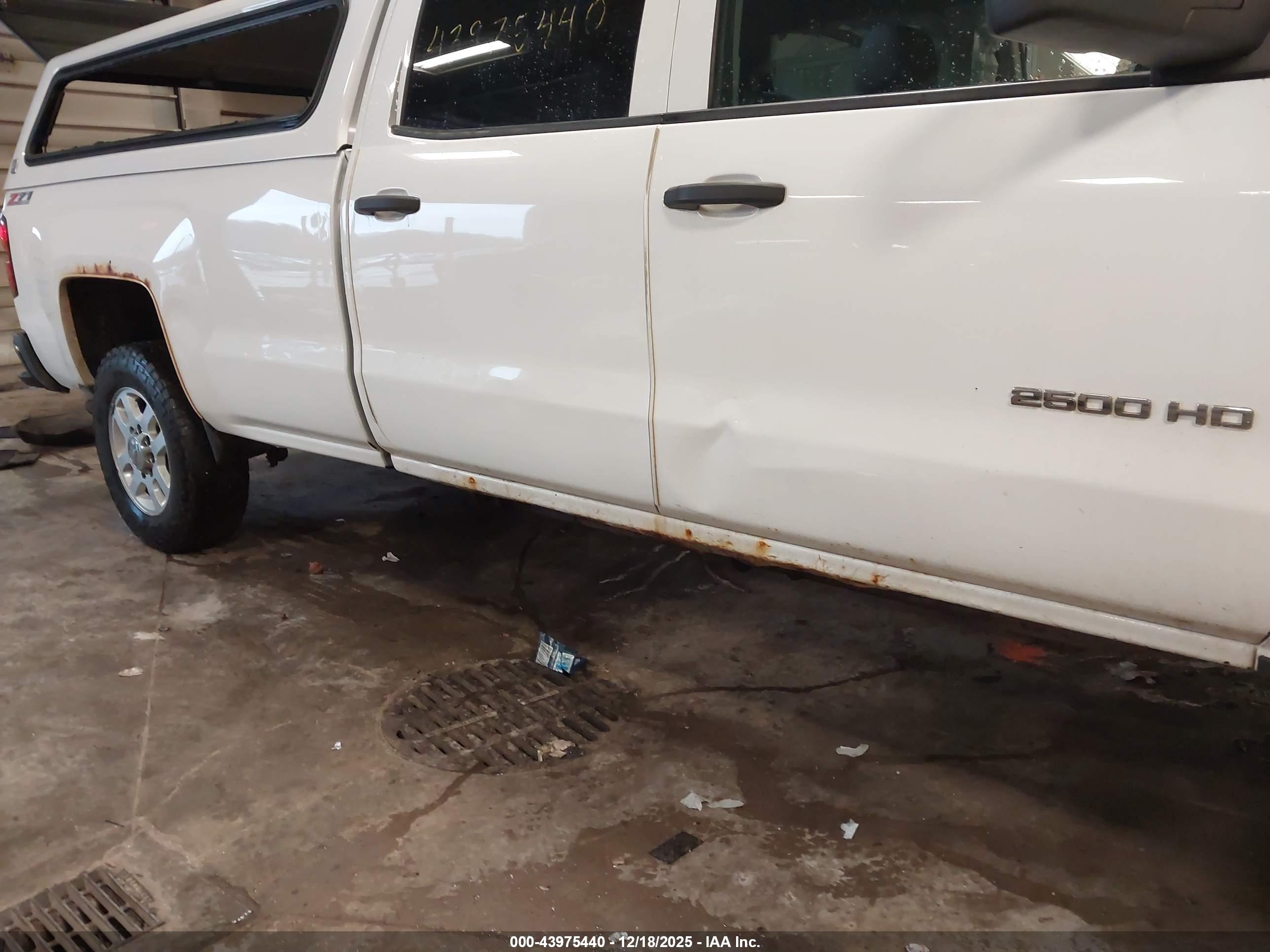 CHEVROLET SILVERADO image 6