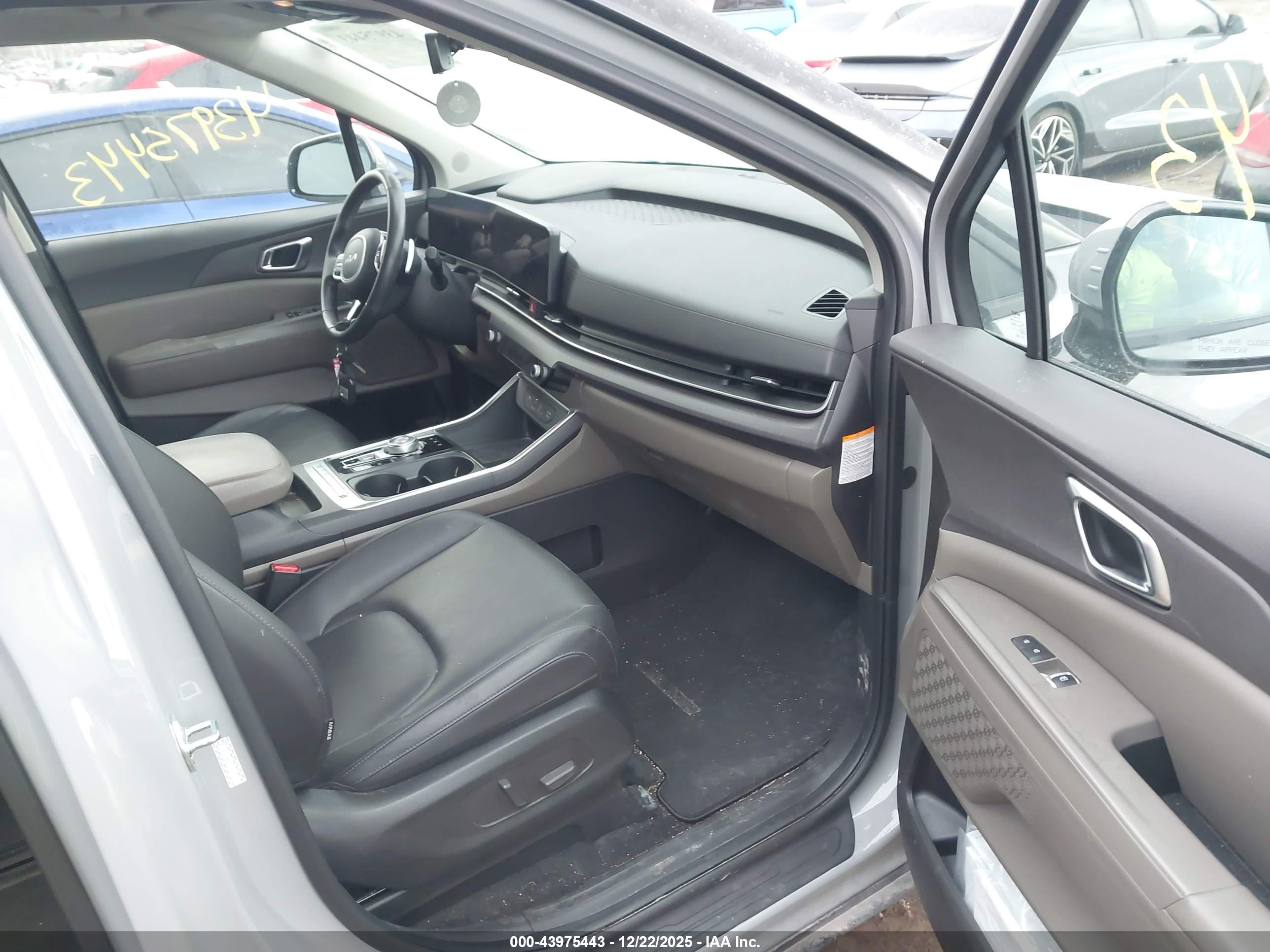 KIA CARNIVAL image 5