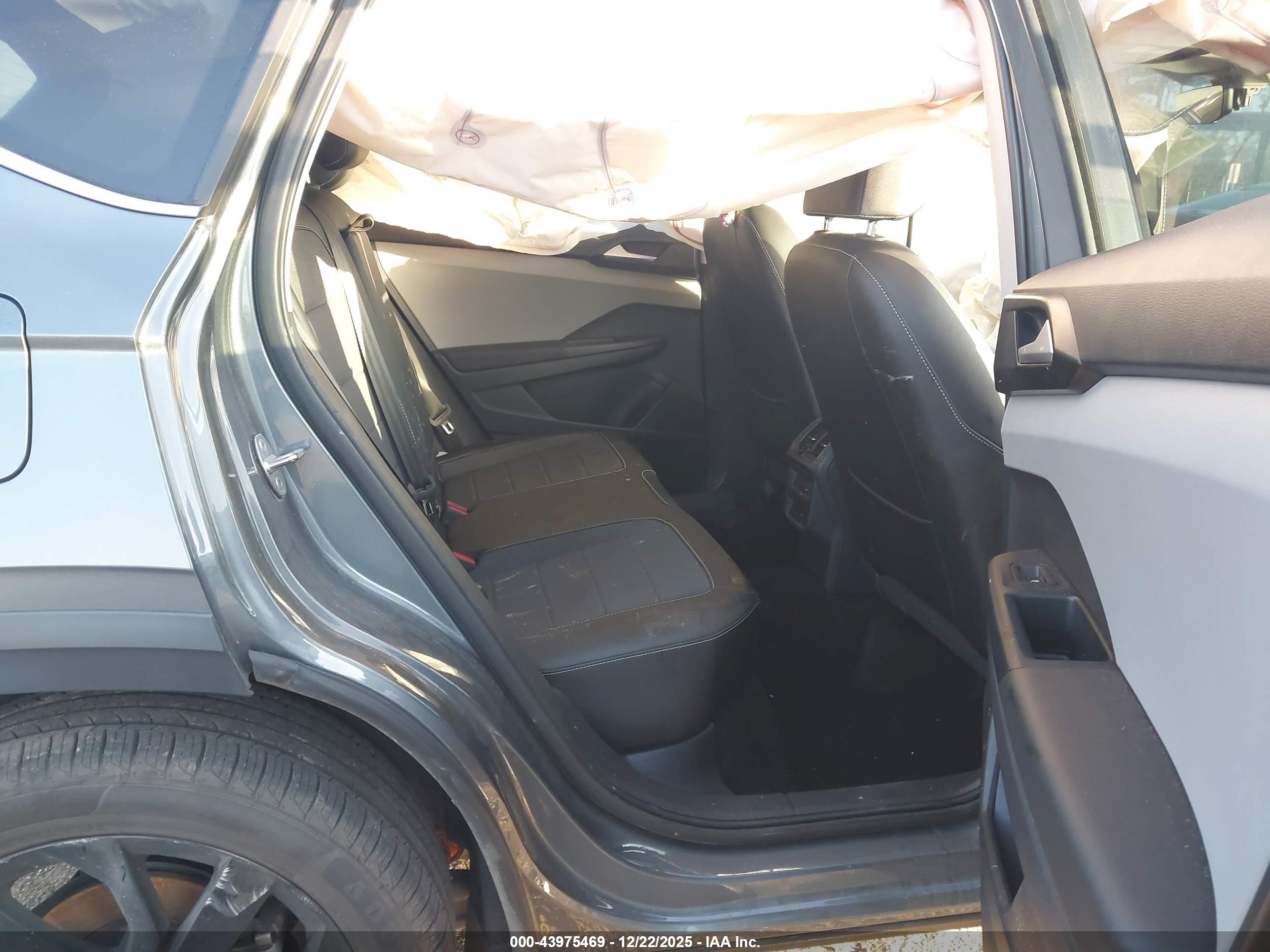 VOLKSWAGEN TAOS image 8