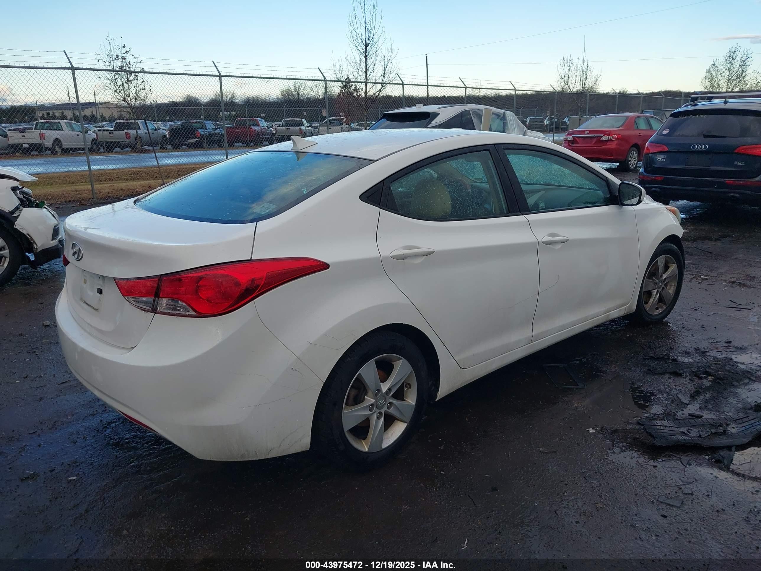 HYUNDAI ELANTRA image 4