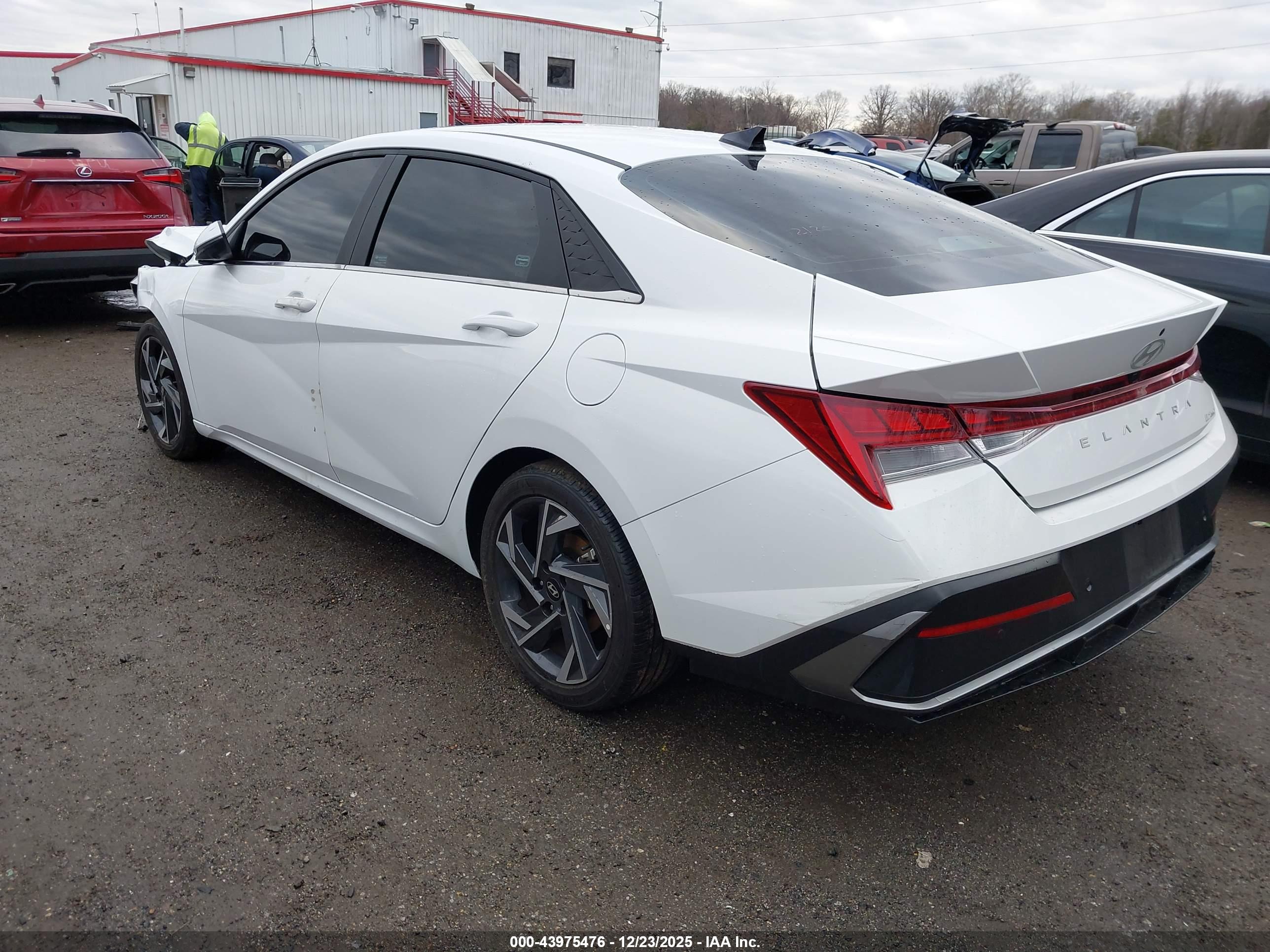 HYUNDAI ELANTRA image 3