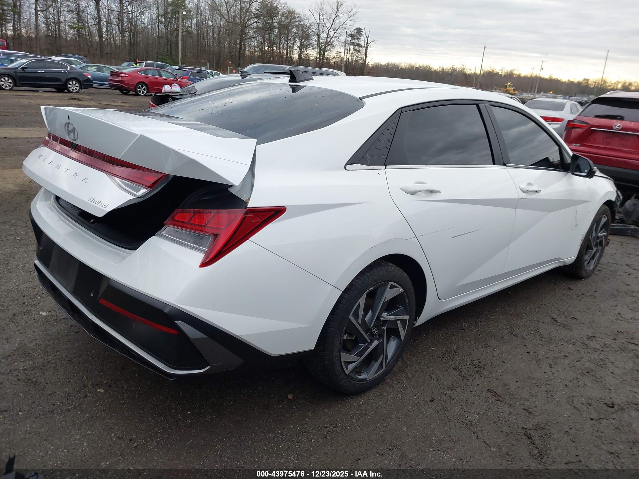 HYUNDAI ELANTRA image 4