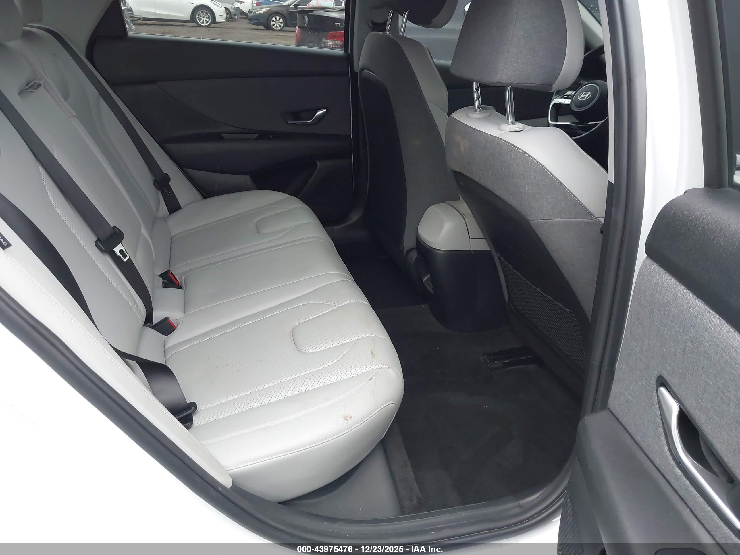 HYUNDAI ELANTRA image 8