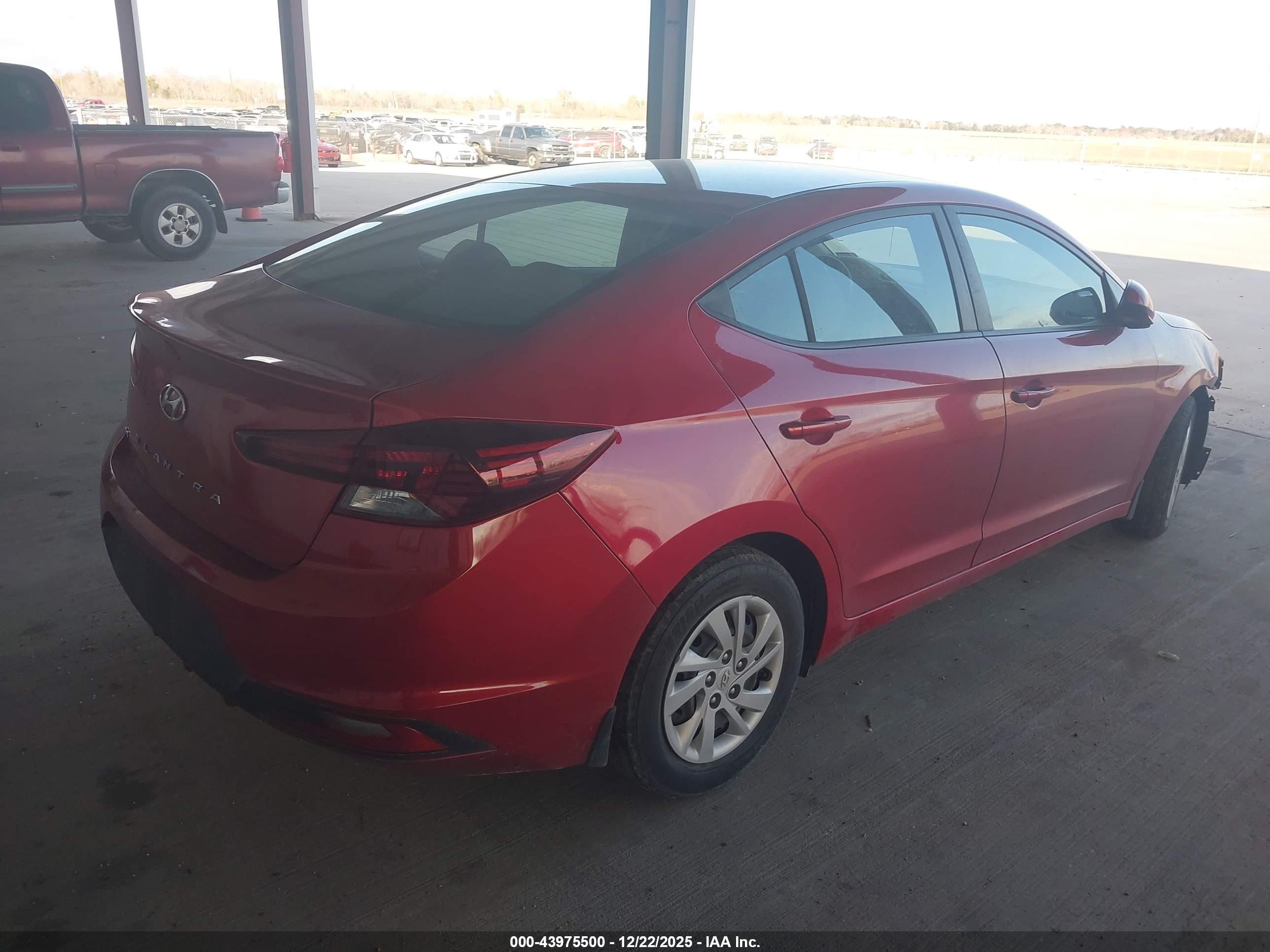 HYUNDAI ELANTRA image 4