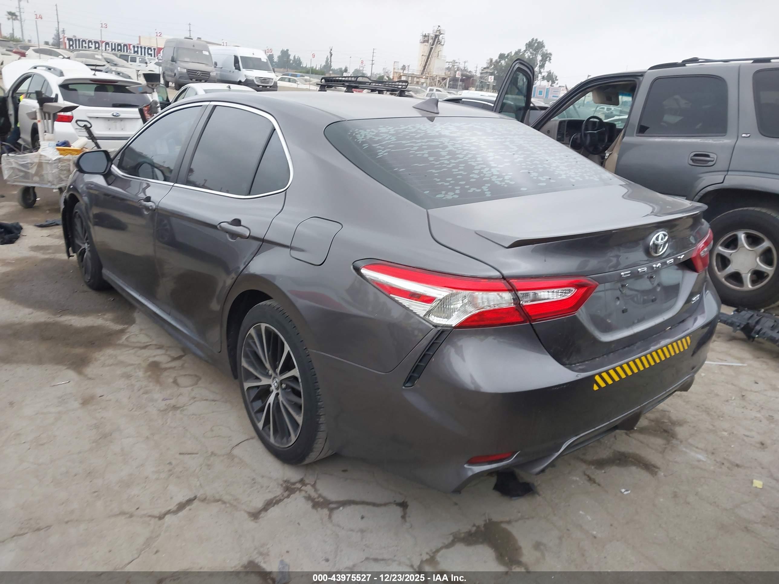 TOYOTA CAMRY image 3