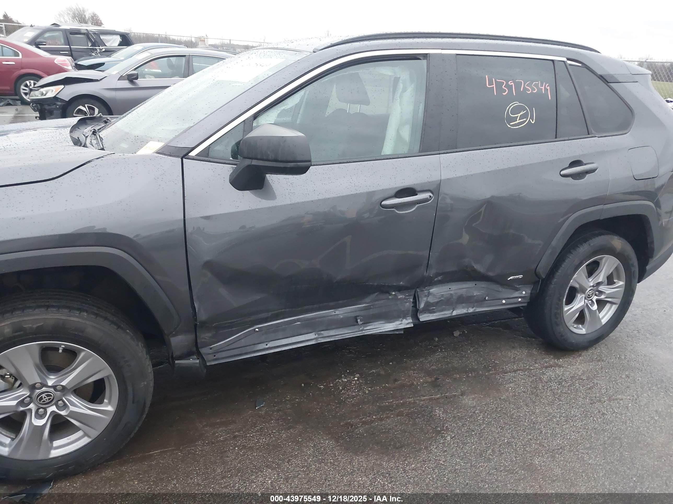 TOYOTA RAV4 image 6