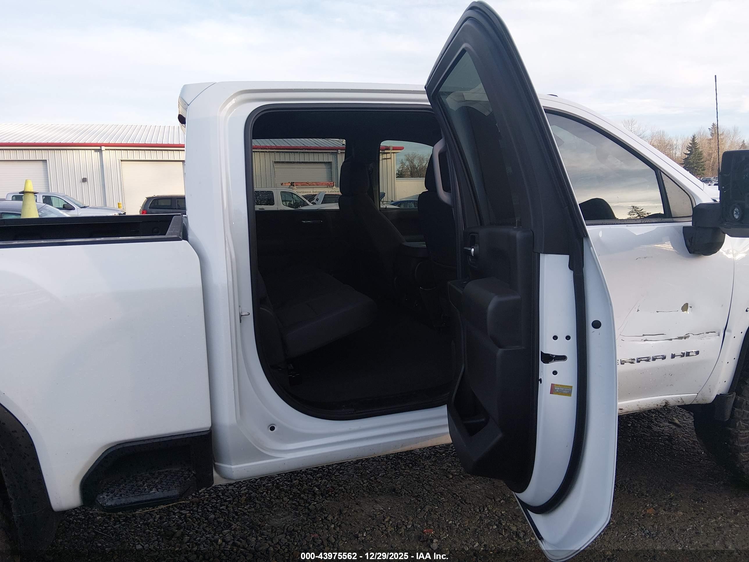 GMC SIERRA image 7