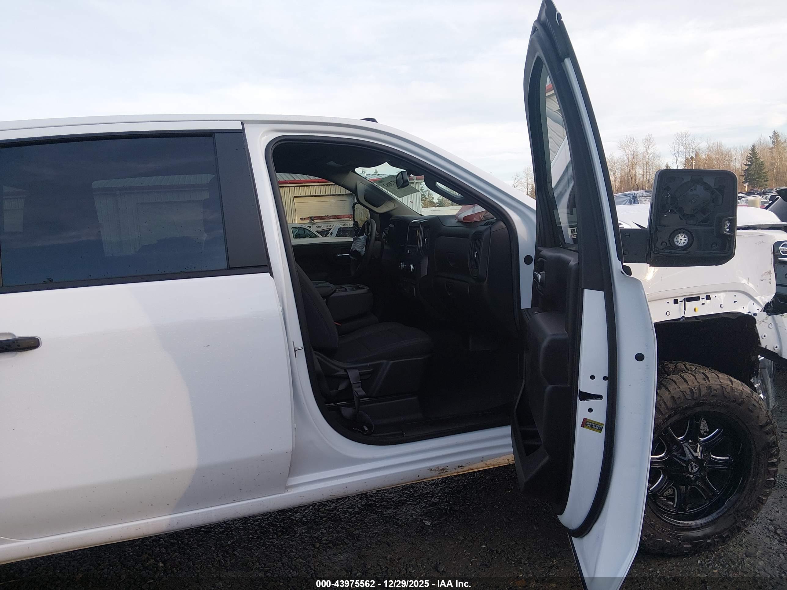 GMC SIERRA image 8