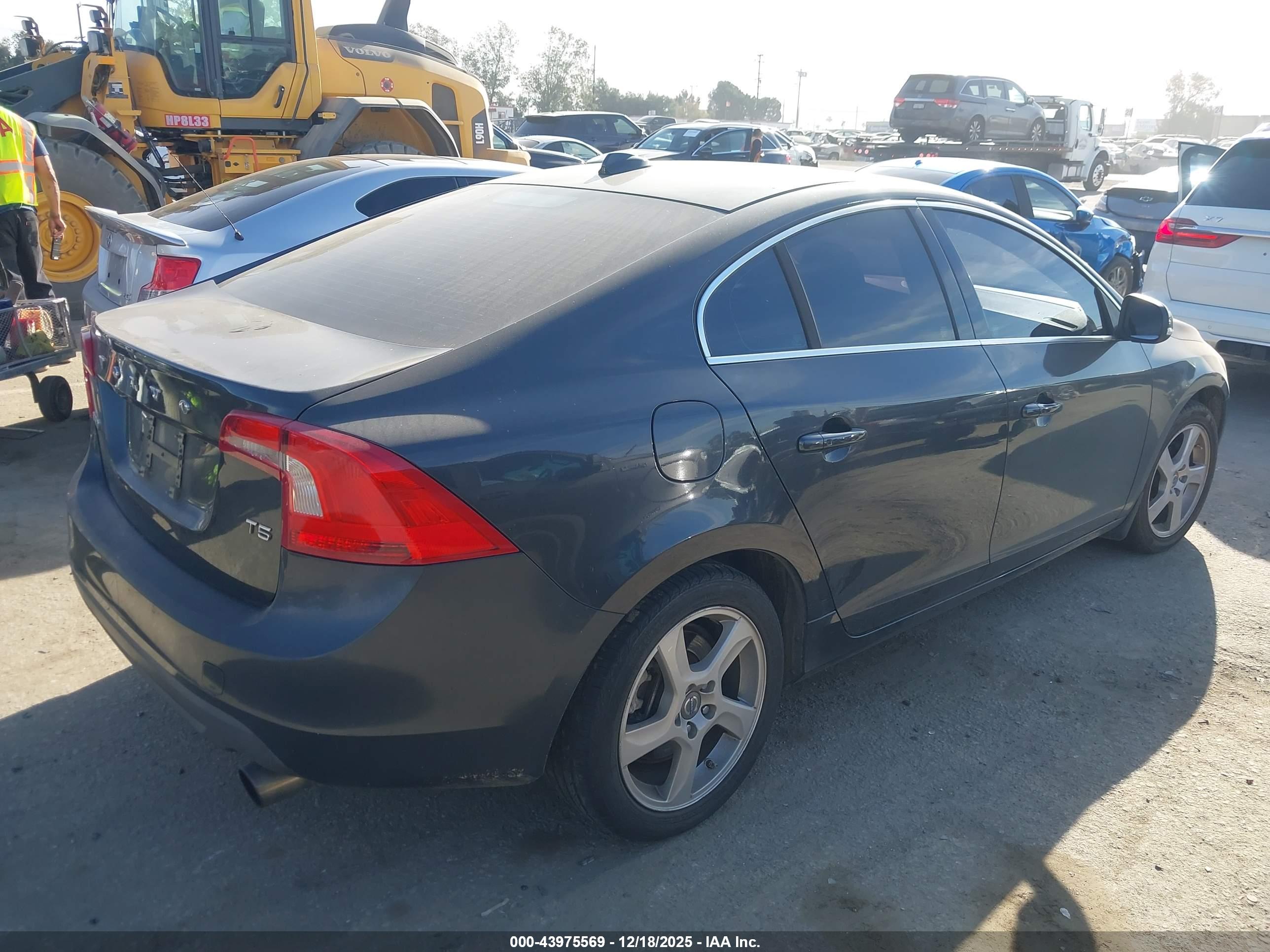 VOLVO S60 image 4