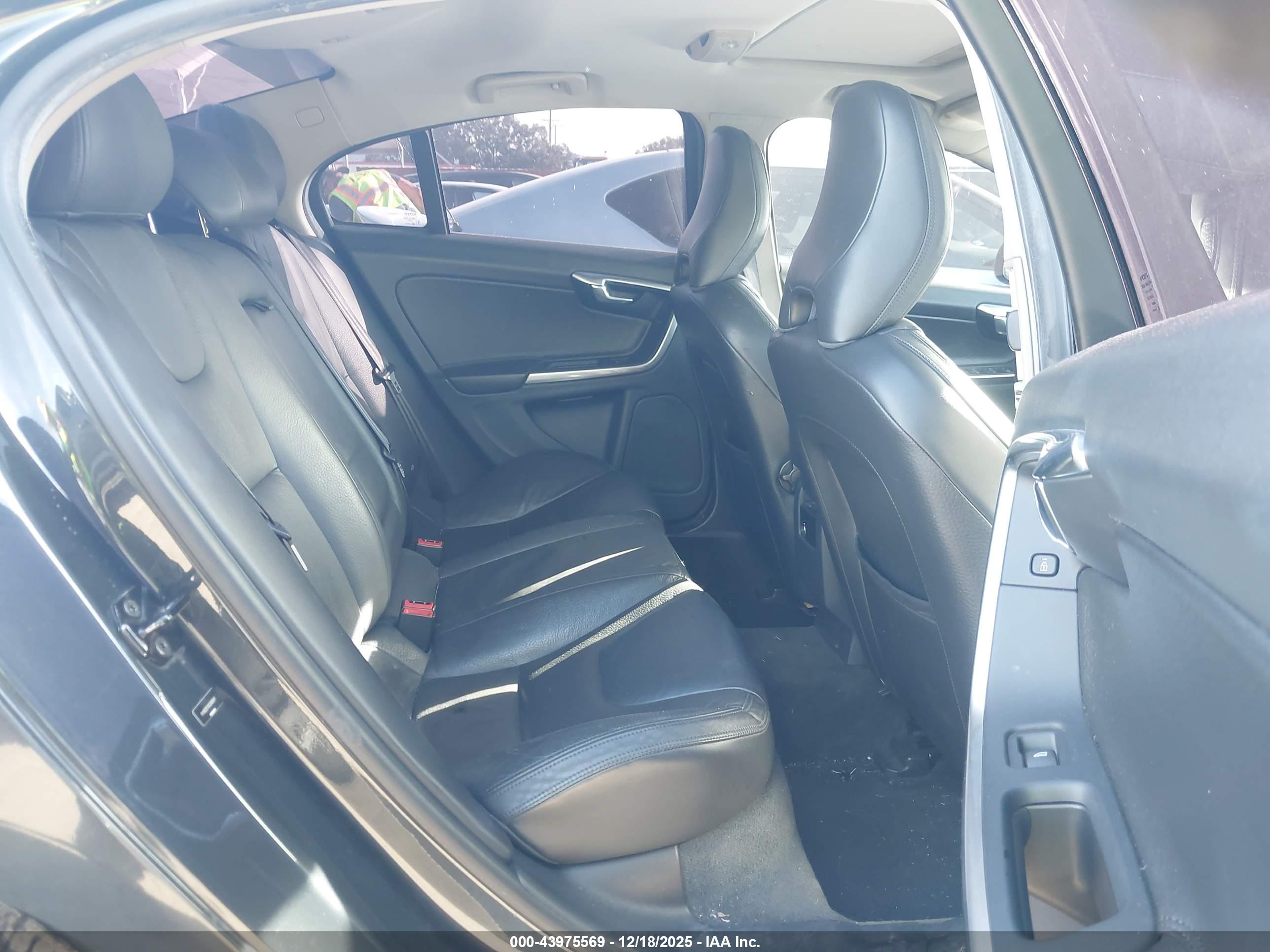 VOLVO S60 image 8
