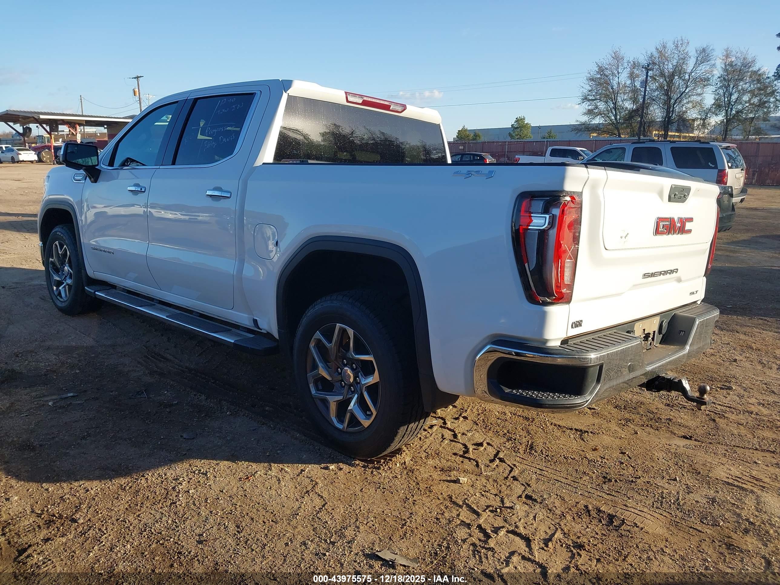 GMC SIERRA image 3