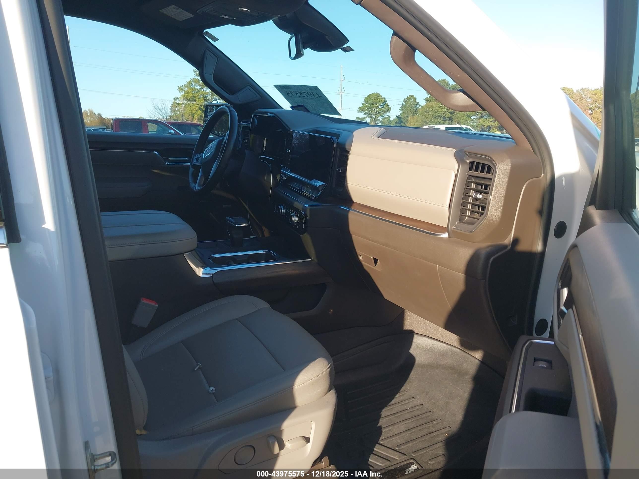 GMC SIERRA image 5