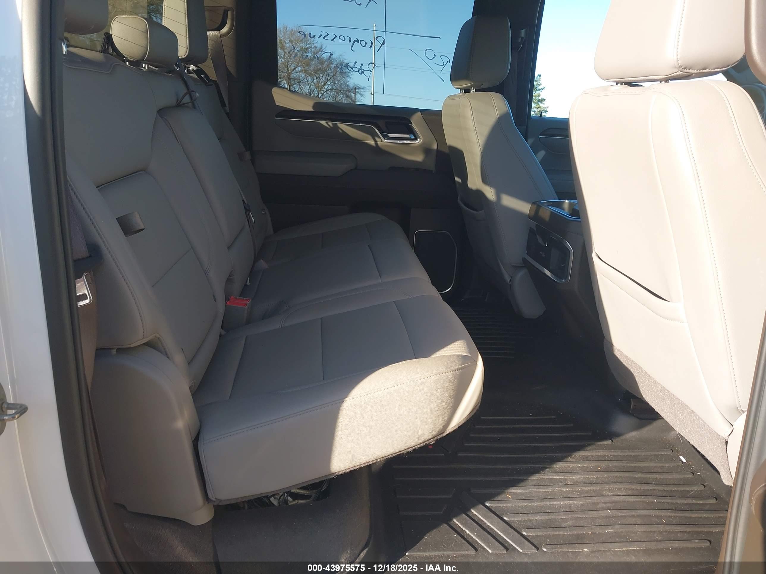 GMC SIERRA image 8