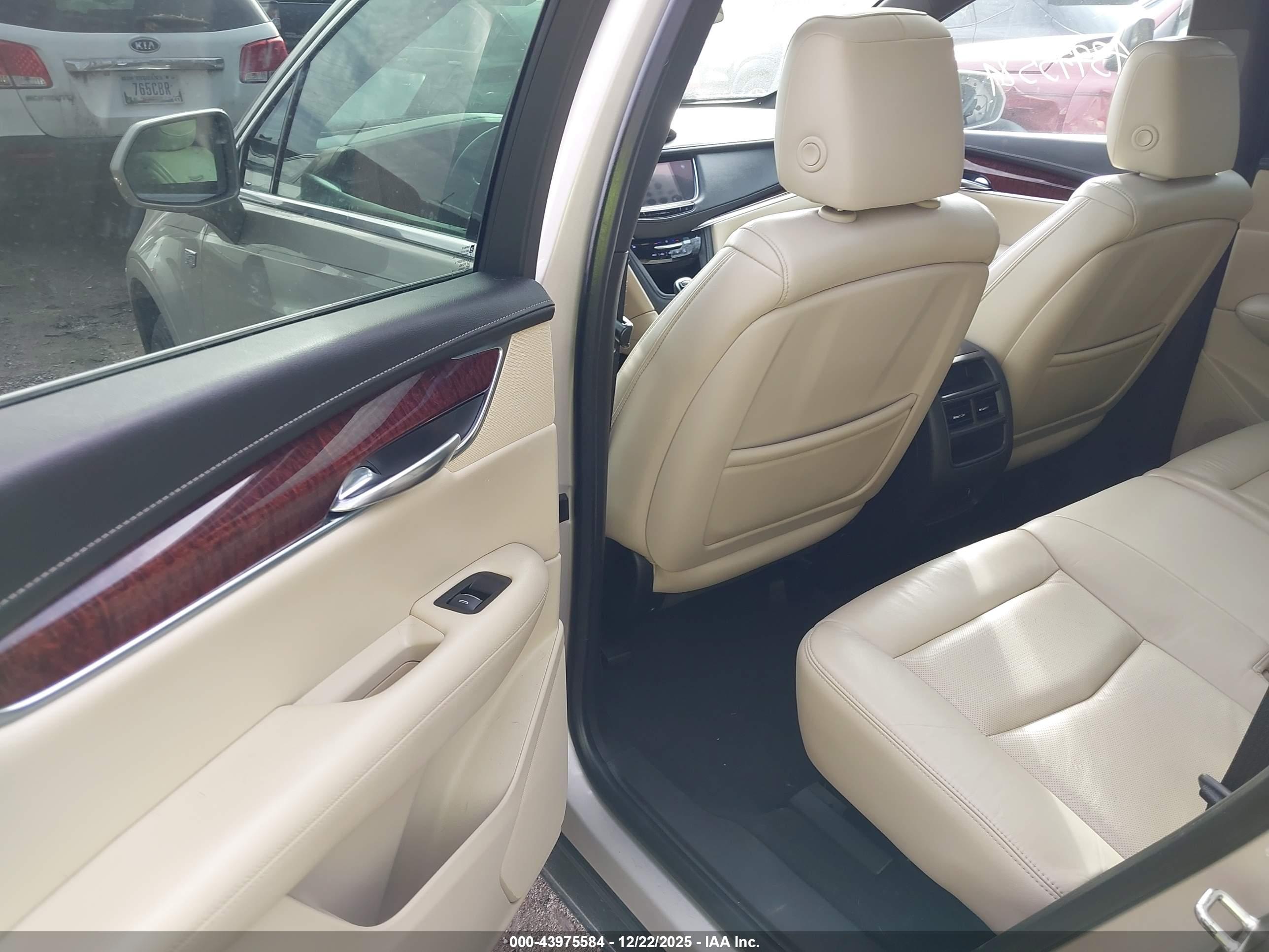 CADILLAC XT5 image 8