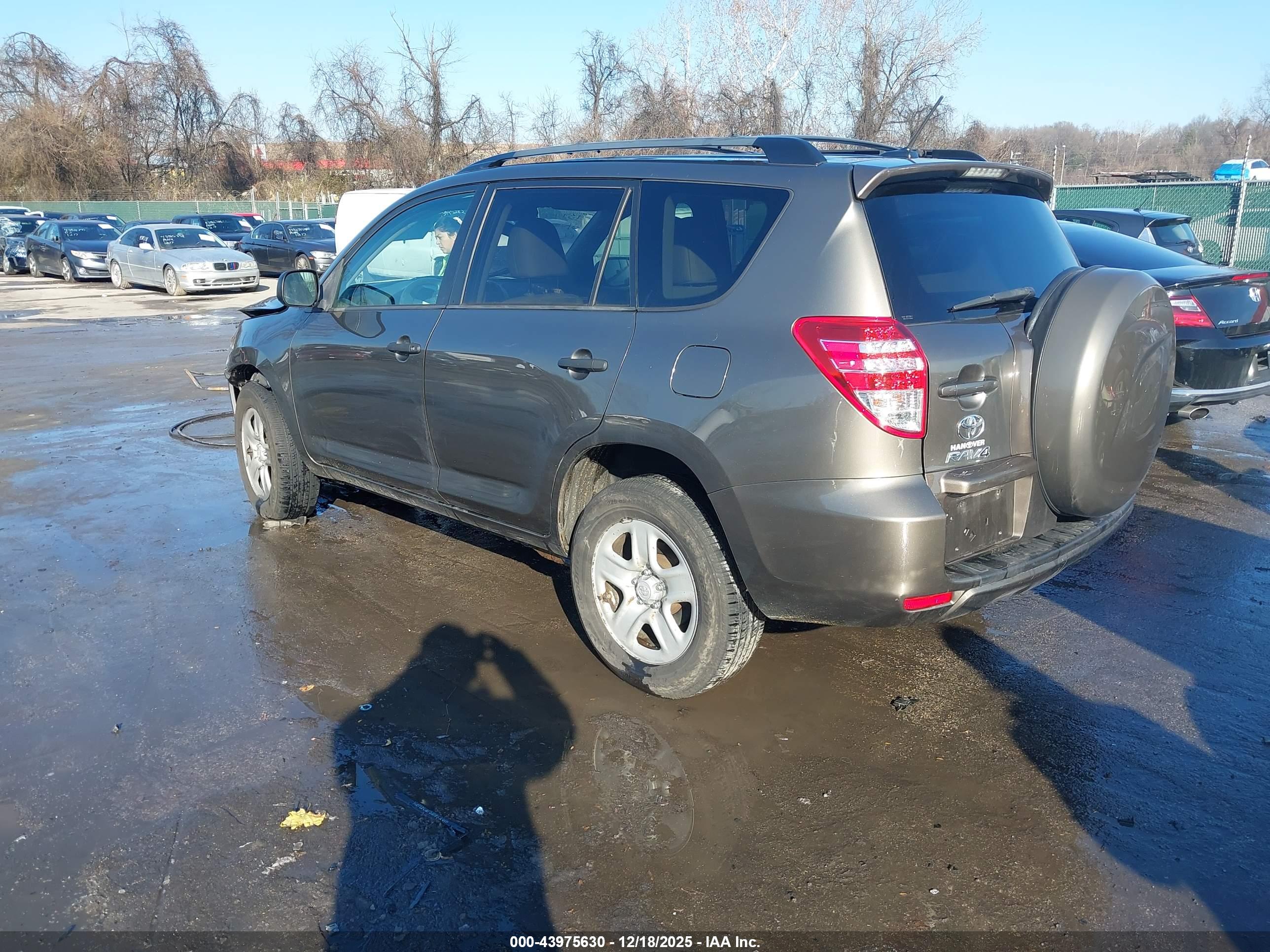 TOYOTA RAV4 image 3