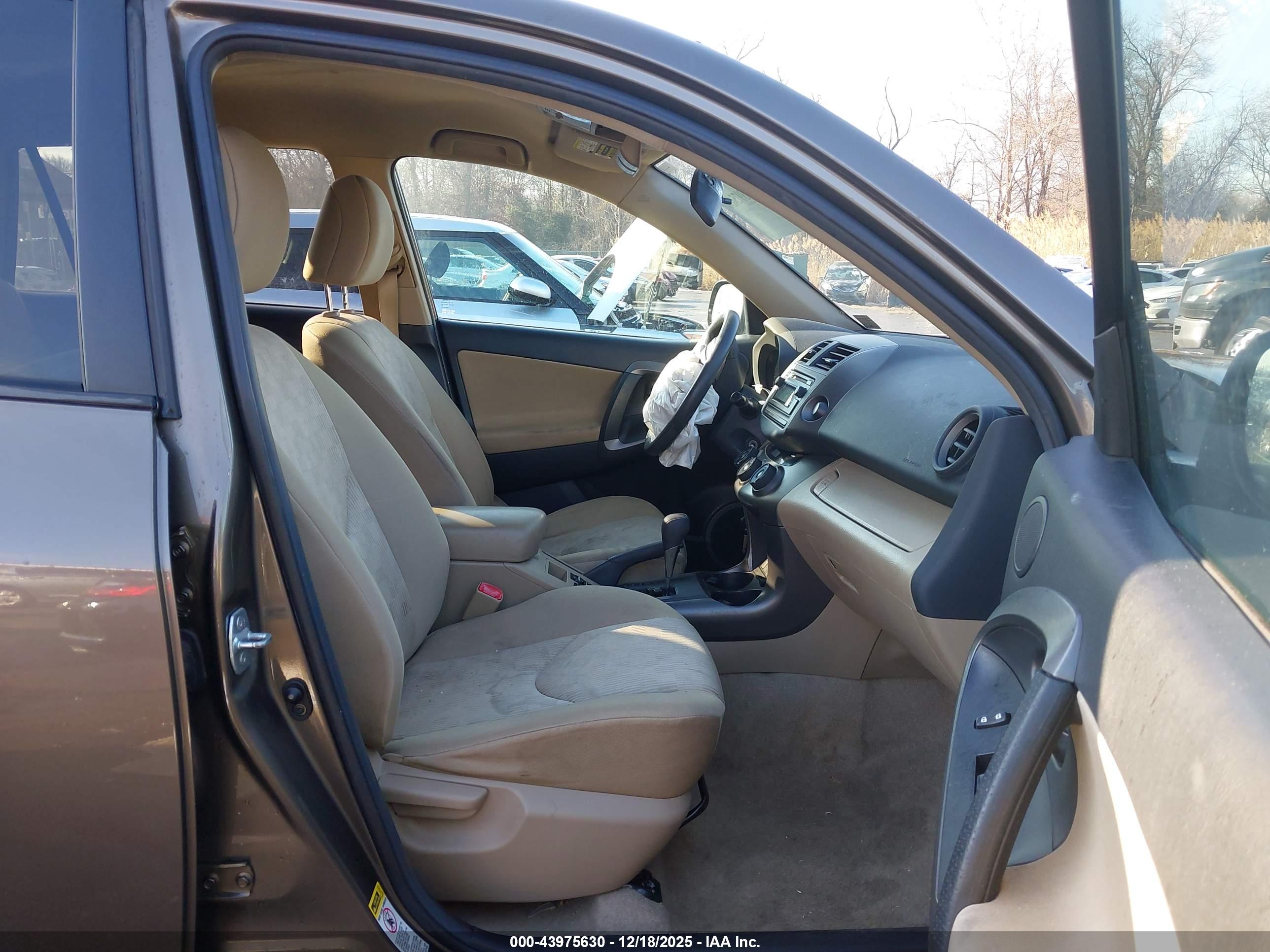 TOYOTA RAV4 image 5
