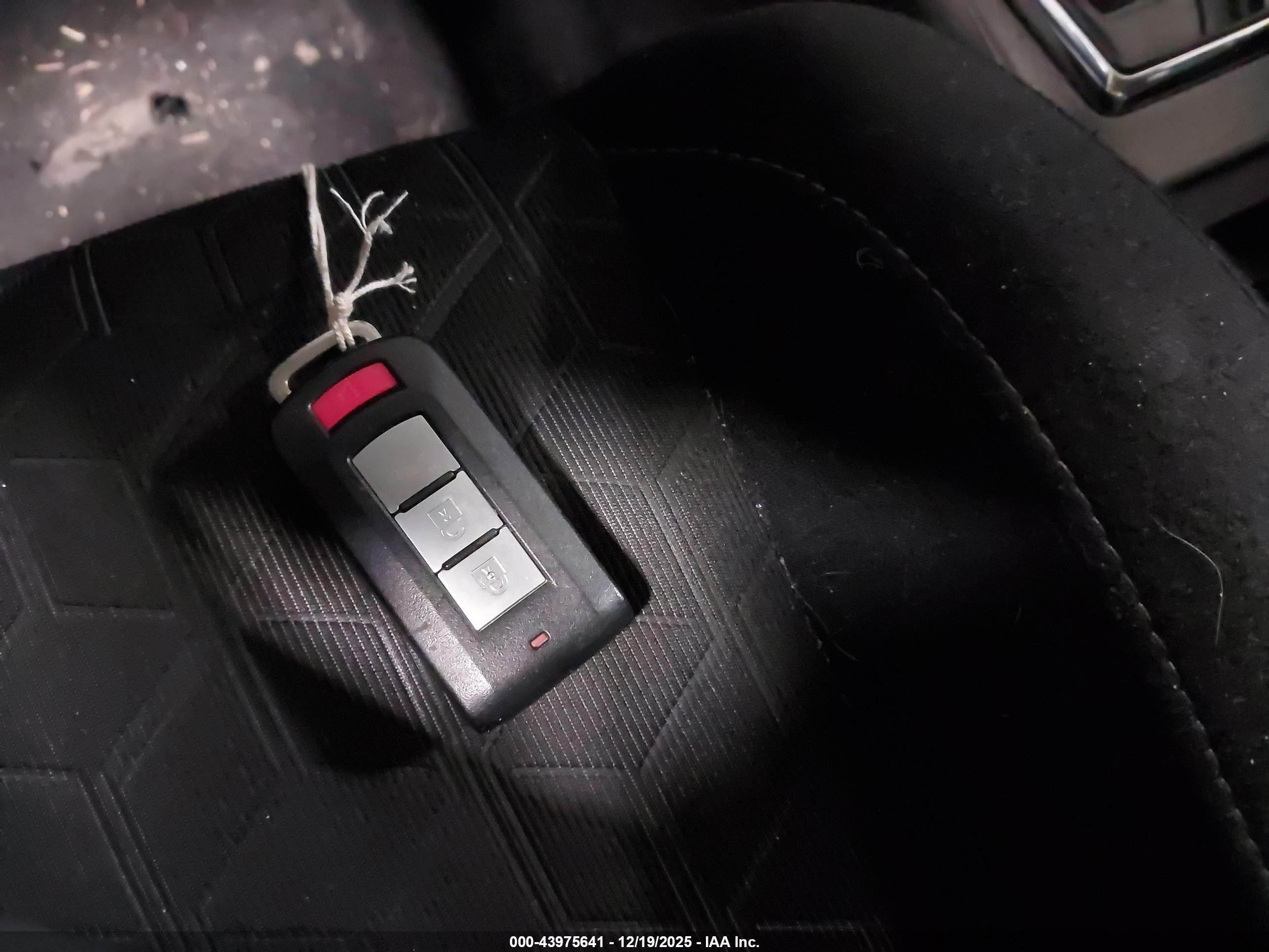 MITSUBISHI OUTLANDER image 11