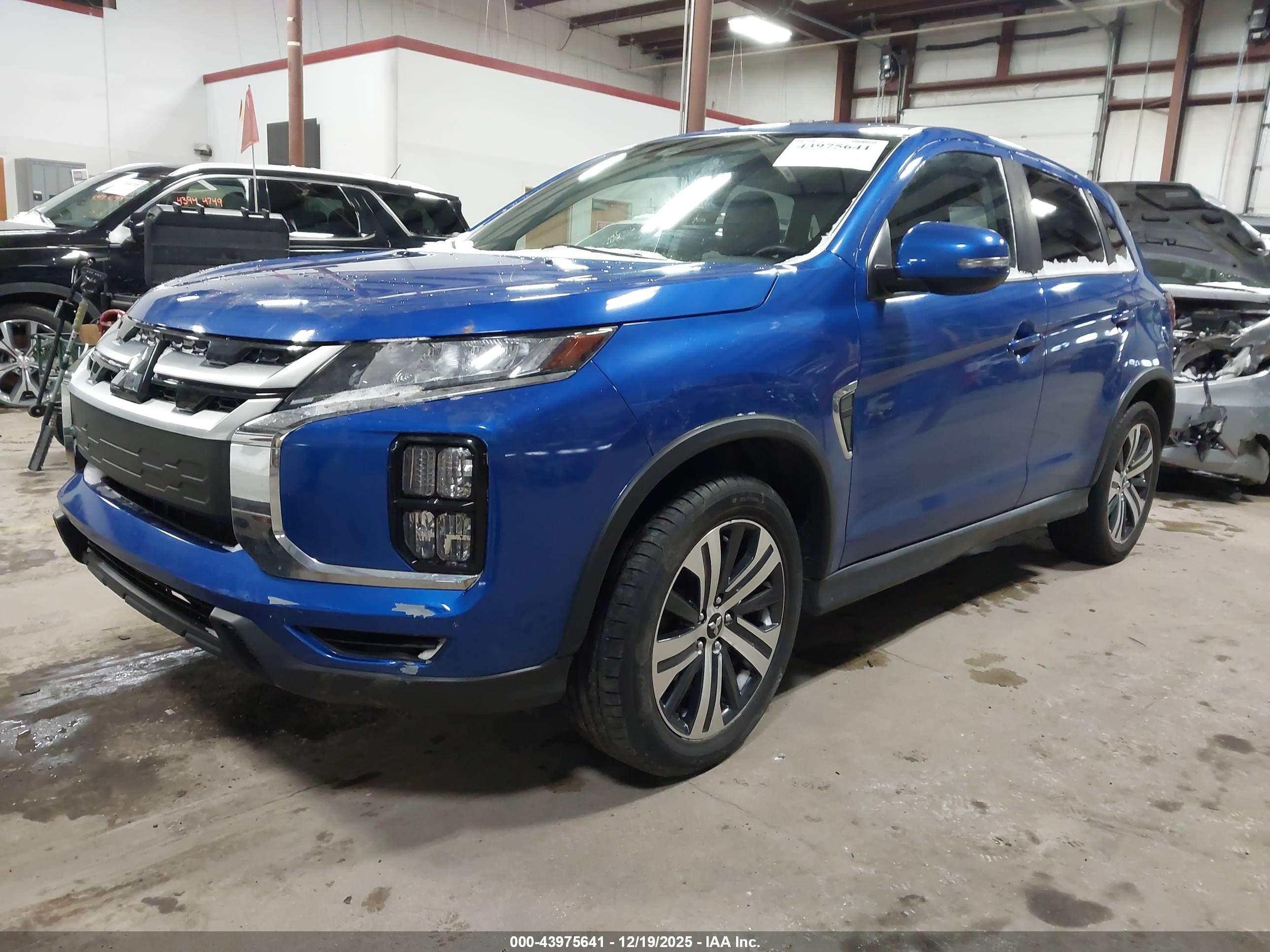 MITSUBISHI OUTLANDER image 2