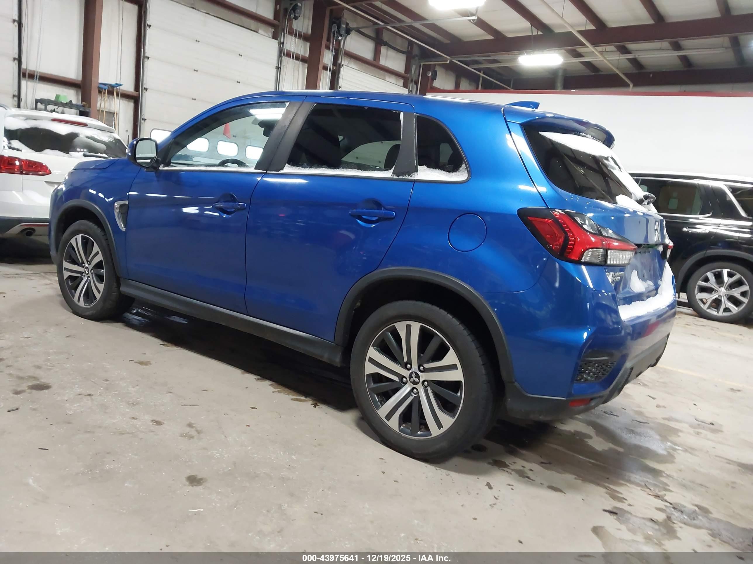 MITSUBISHI OUTLANDER image 3