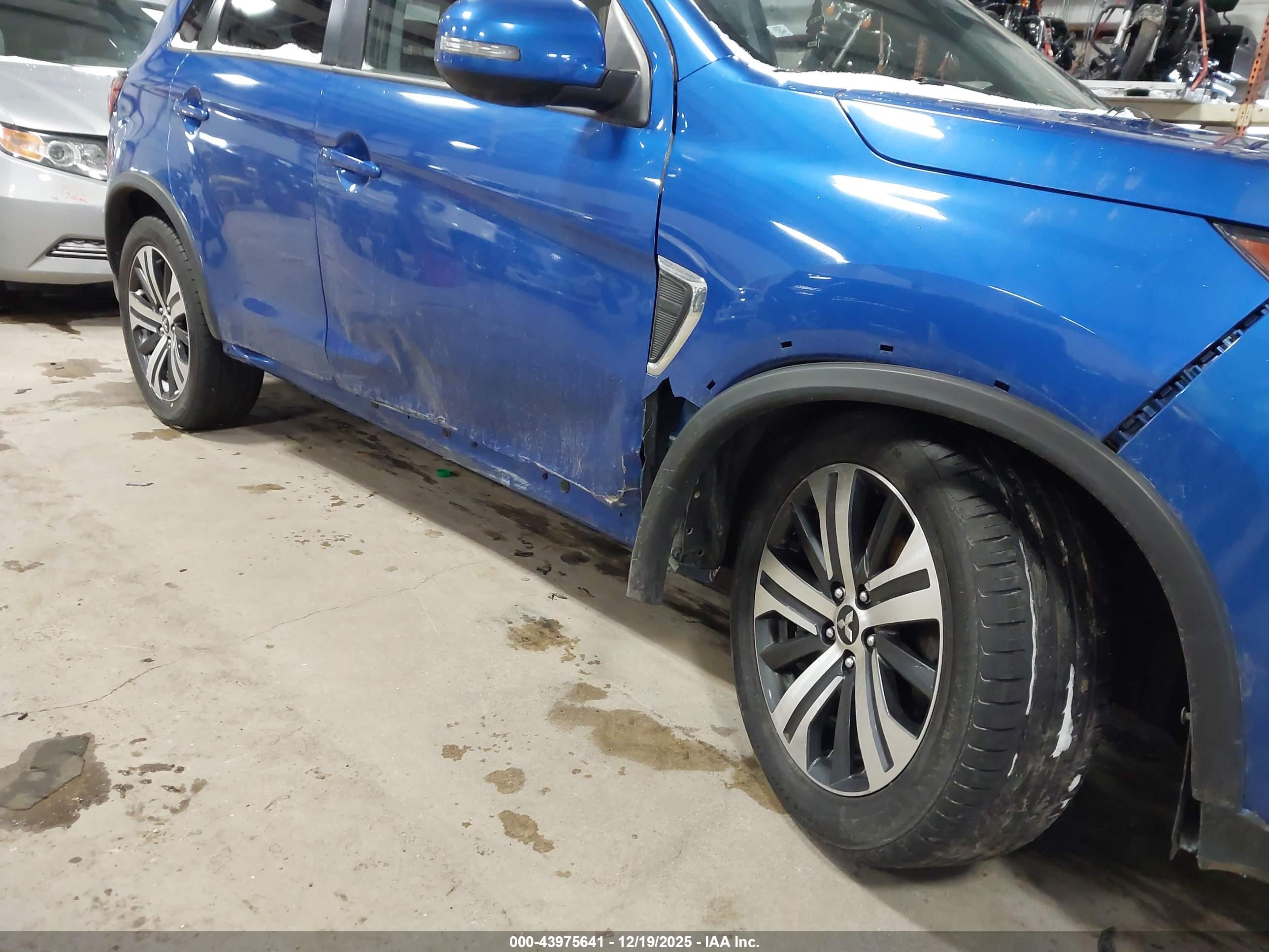 MITSUBISHI OUTLANDER image 6