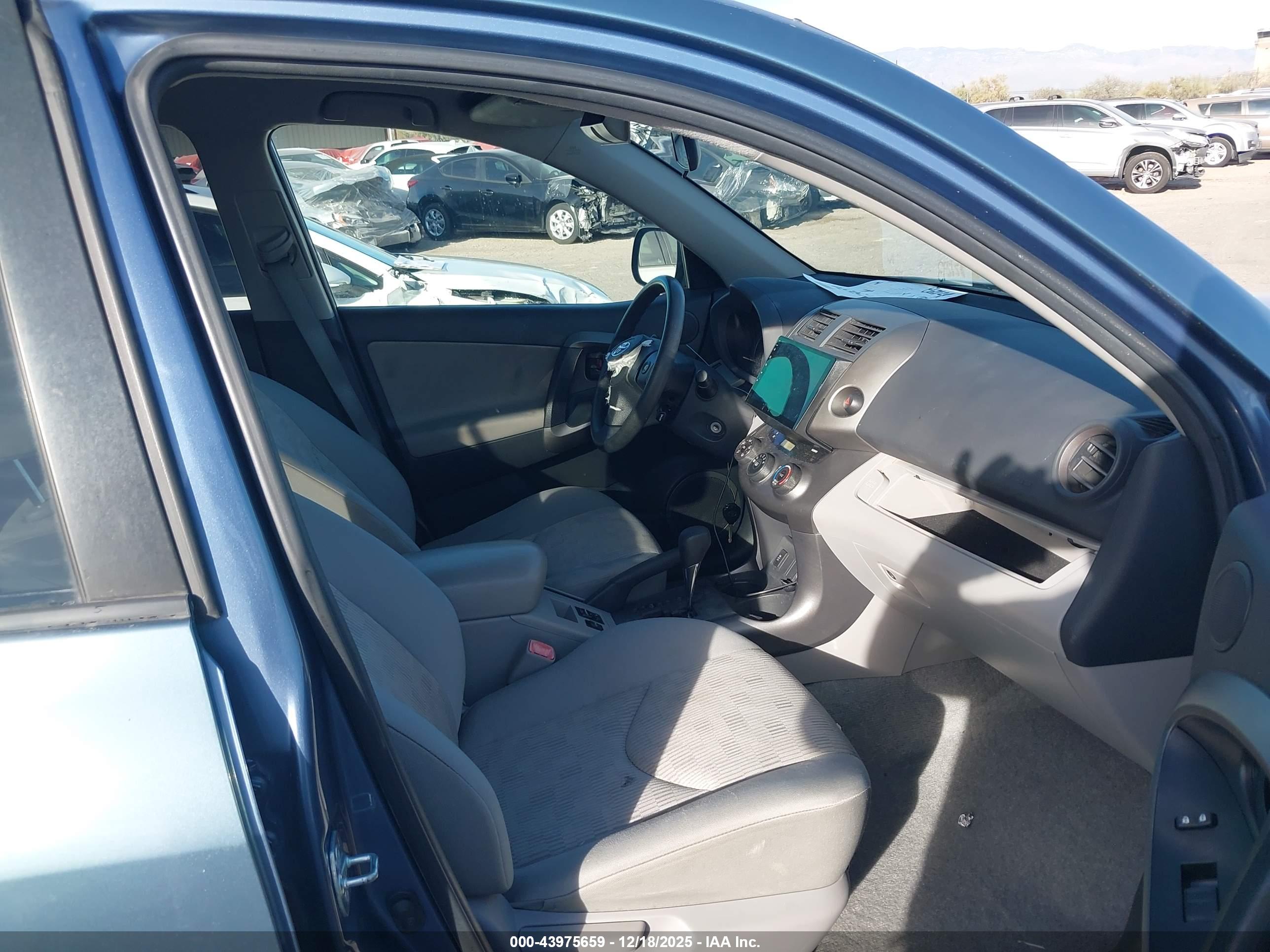 TOYOTA RAV4 image 5