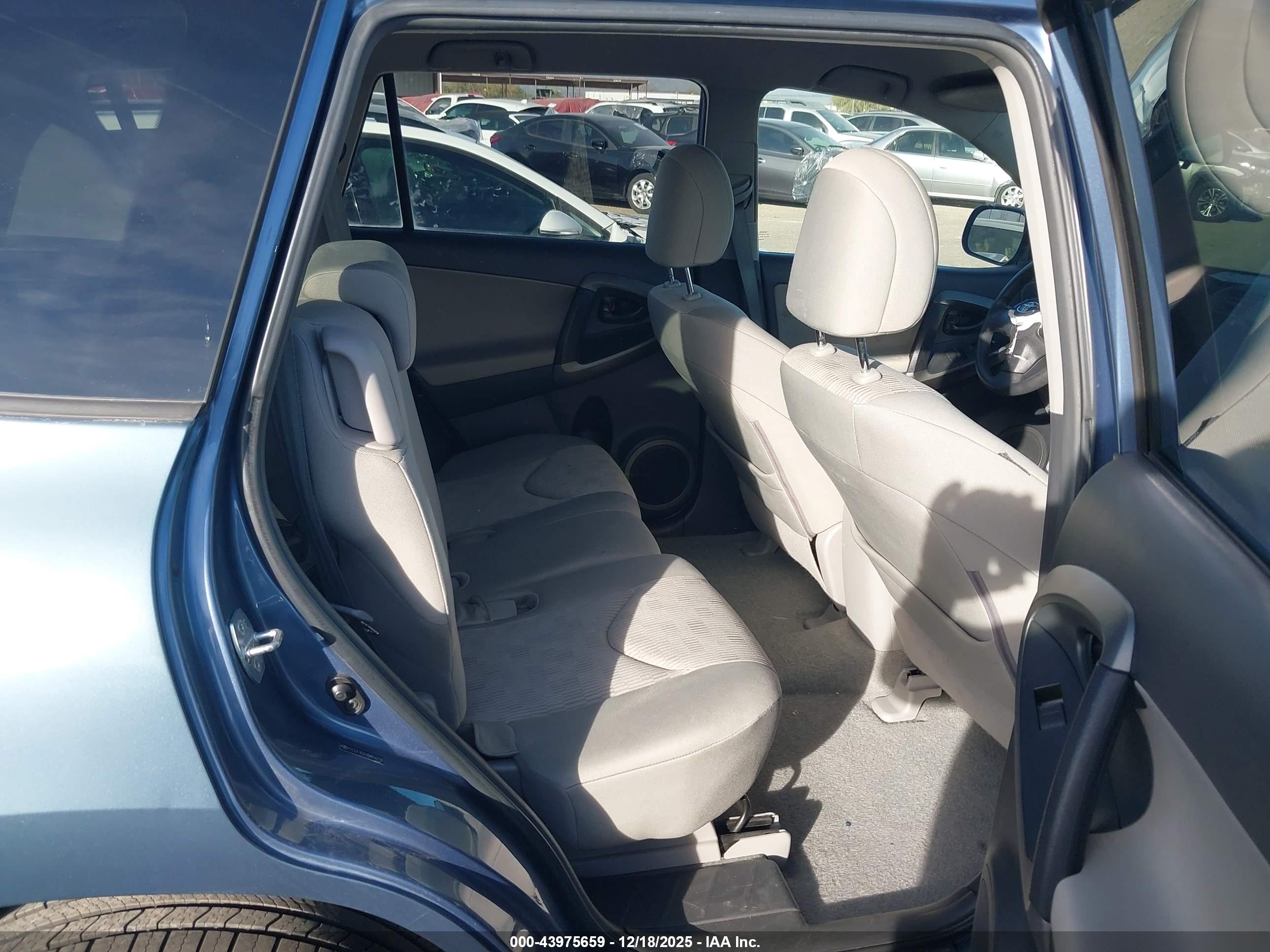TOYOTA RAV4 image 8