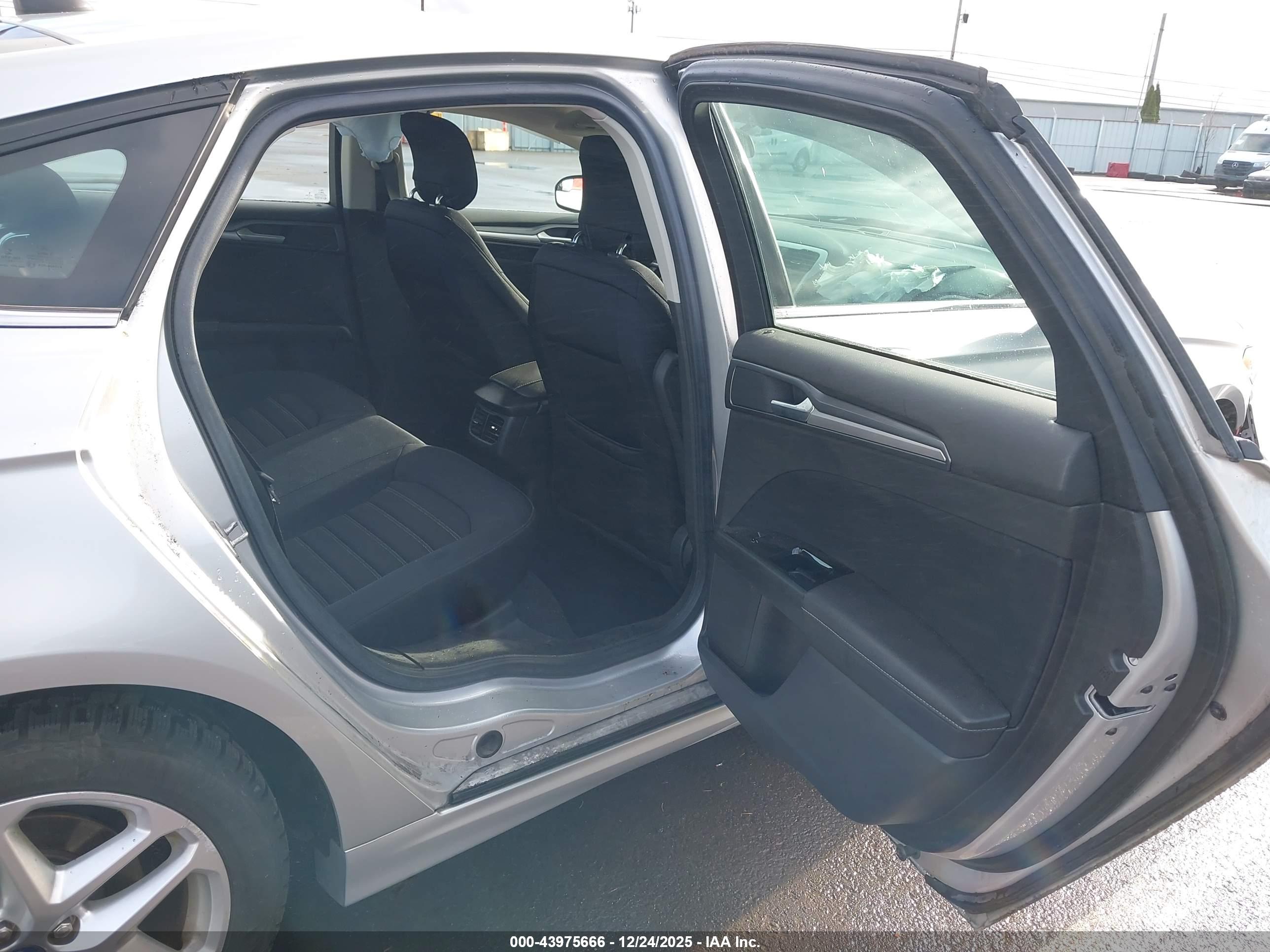 FORD FUSION image 8
