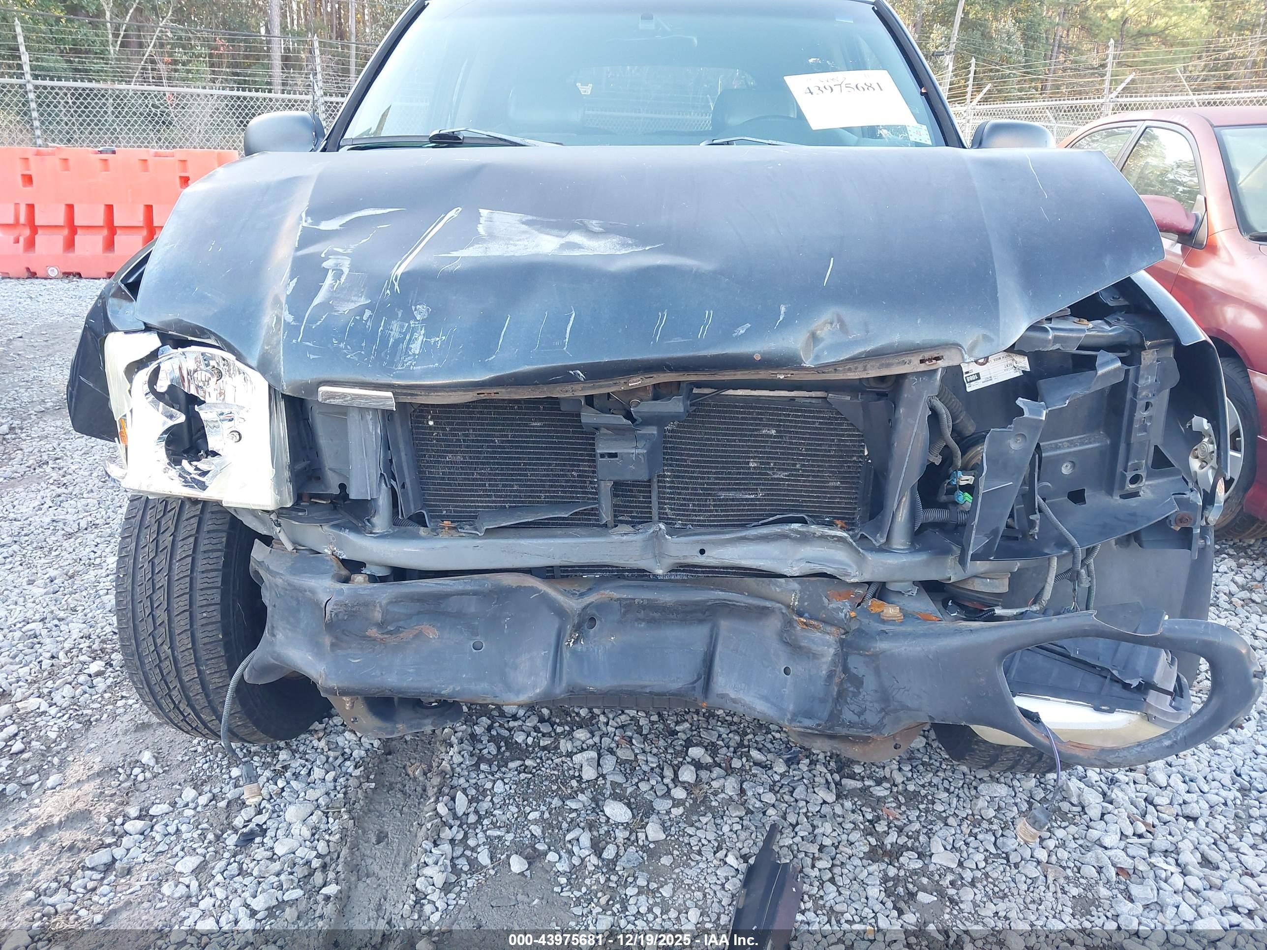 GMC ENVOY image 6