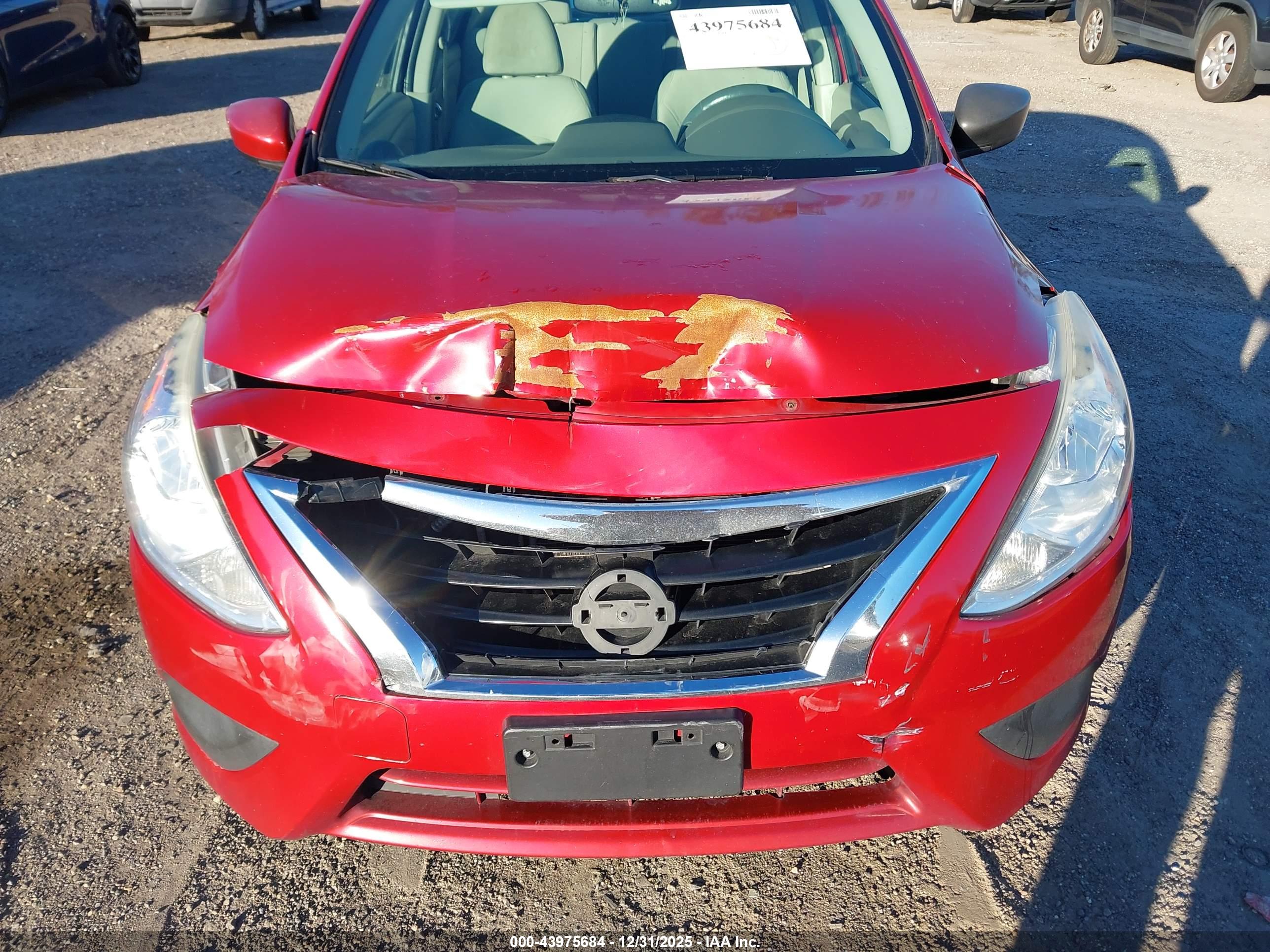 NISSAN VERSA image 6