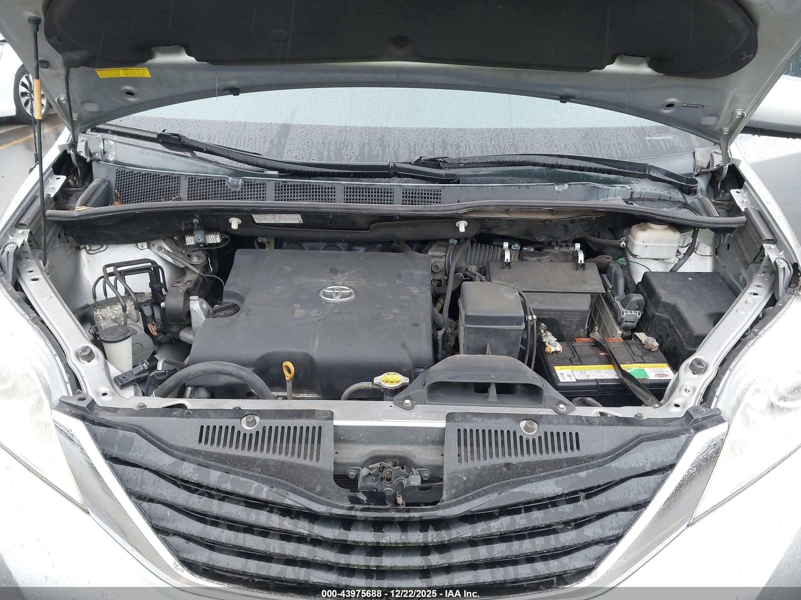 TOYOTA SIENNA image 10
