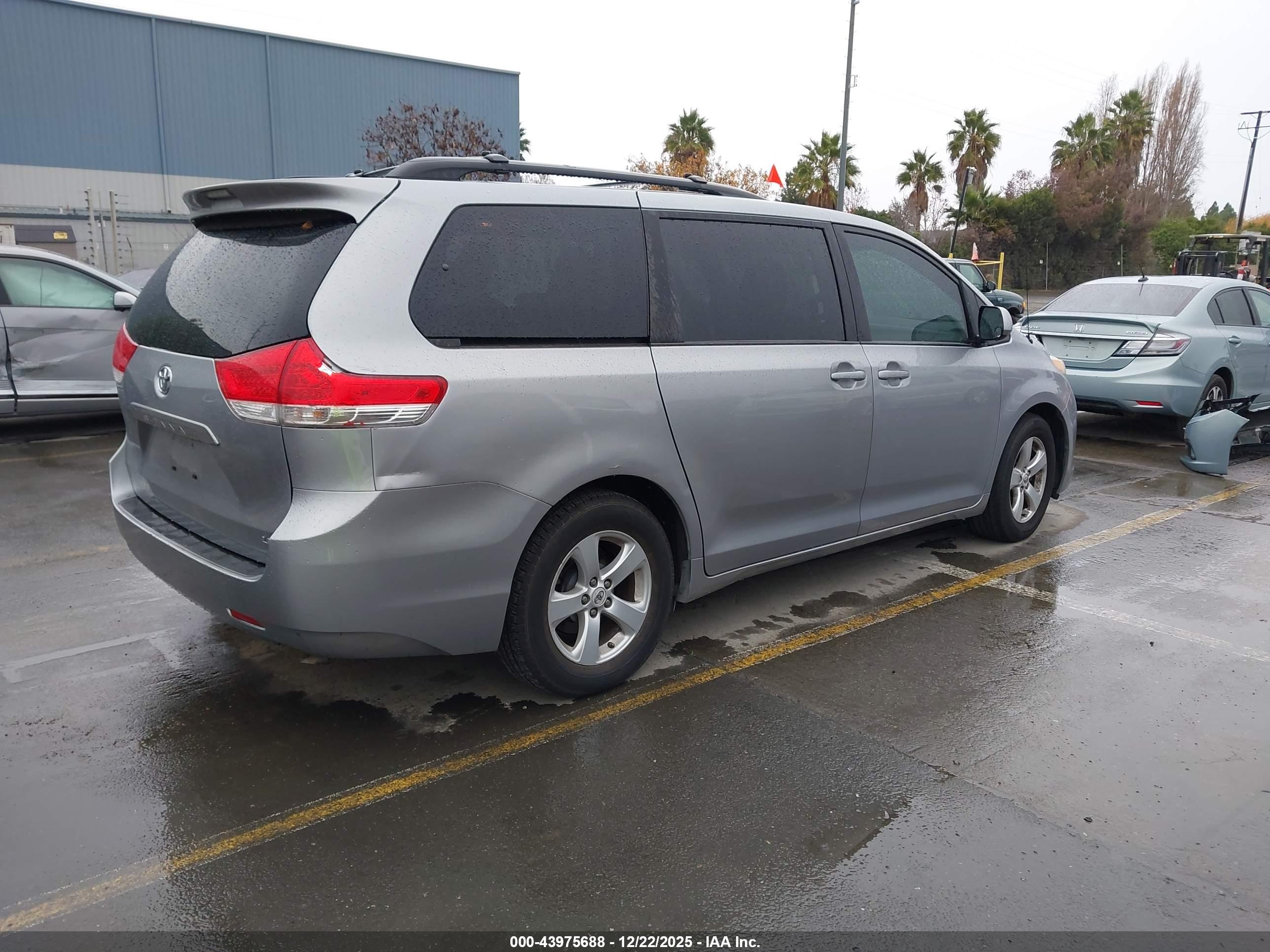 TOYOTA SIENNA image 4