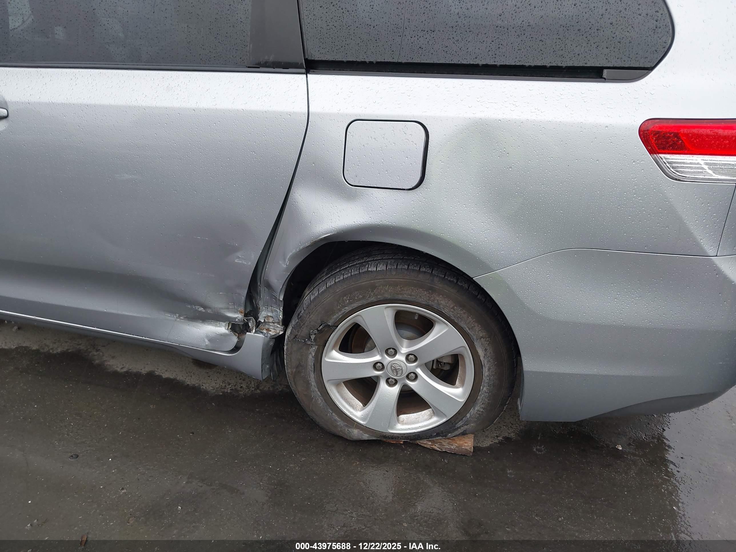 TOYOTA SIENNA image 6